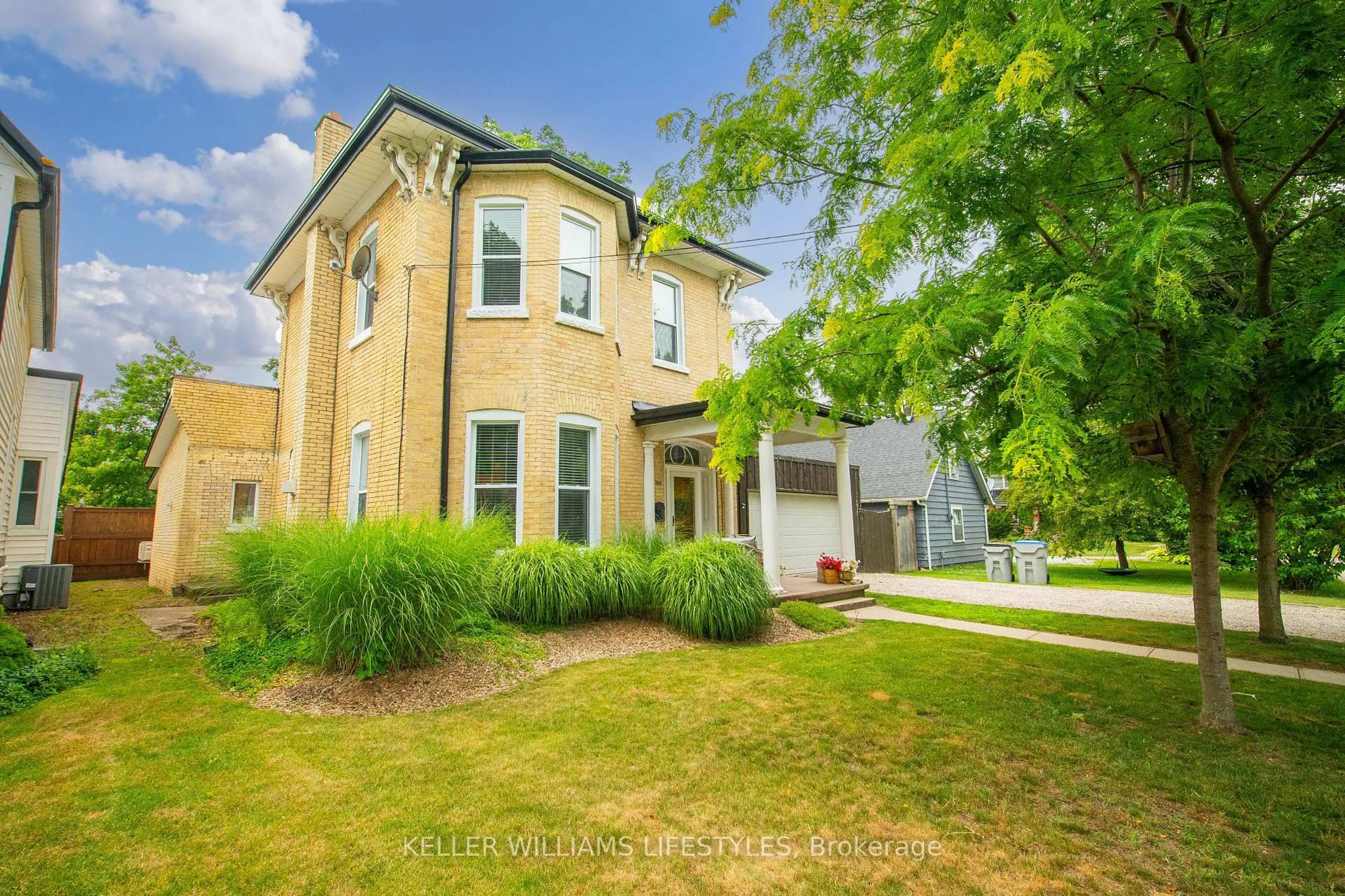 A pic from outside/outdoor area/front of a property/back of a property/a pic from drone, street for 132 Emily St, Strathroy-Caradoc Ontario N7G 2Z8