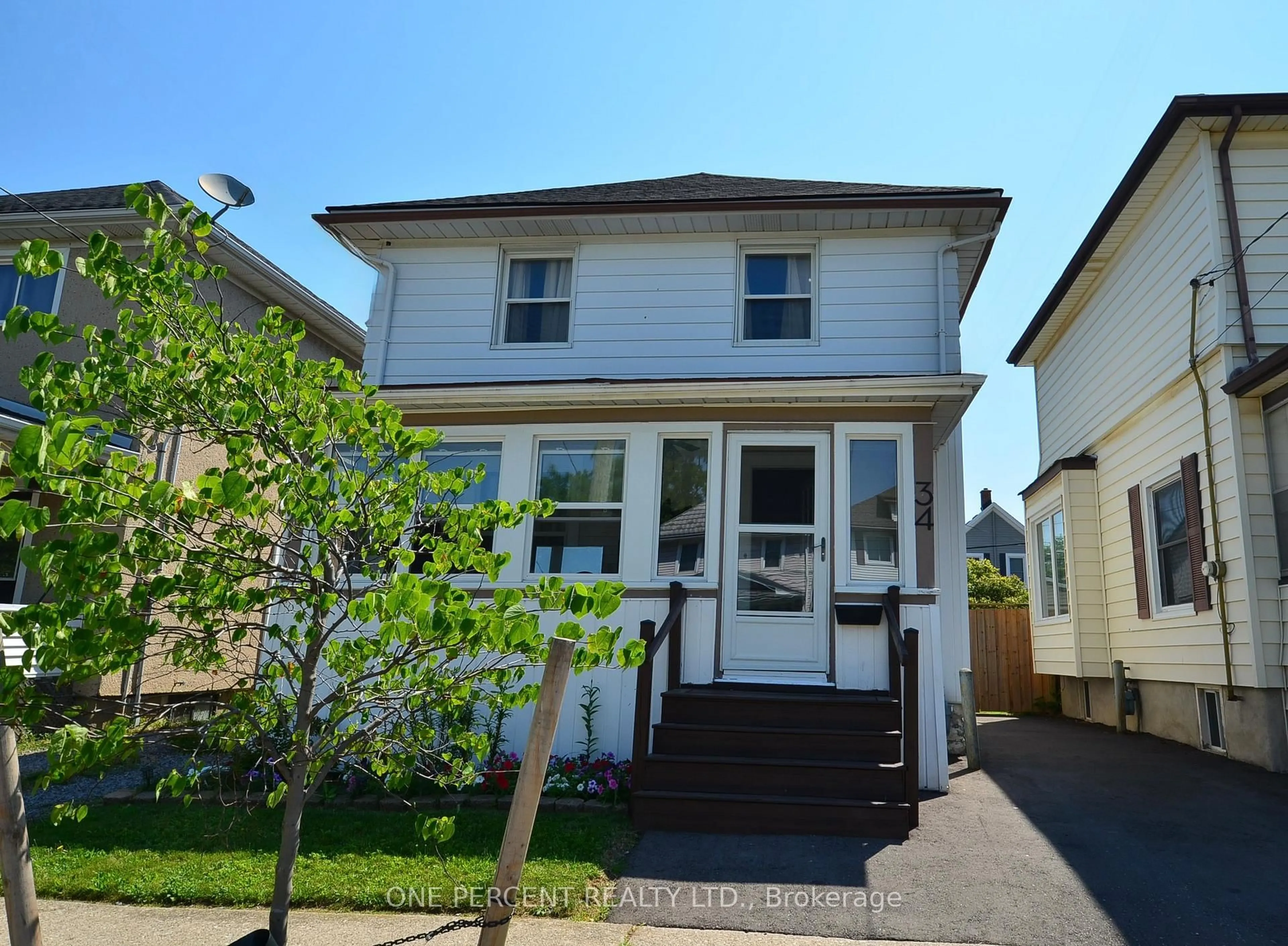 Home with vinyl exterior material, street for 34 Berryman Ave, St. Catharines Ontario L2R 3W9