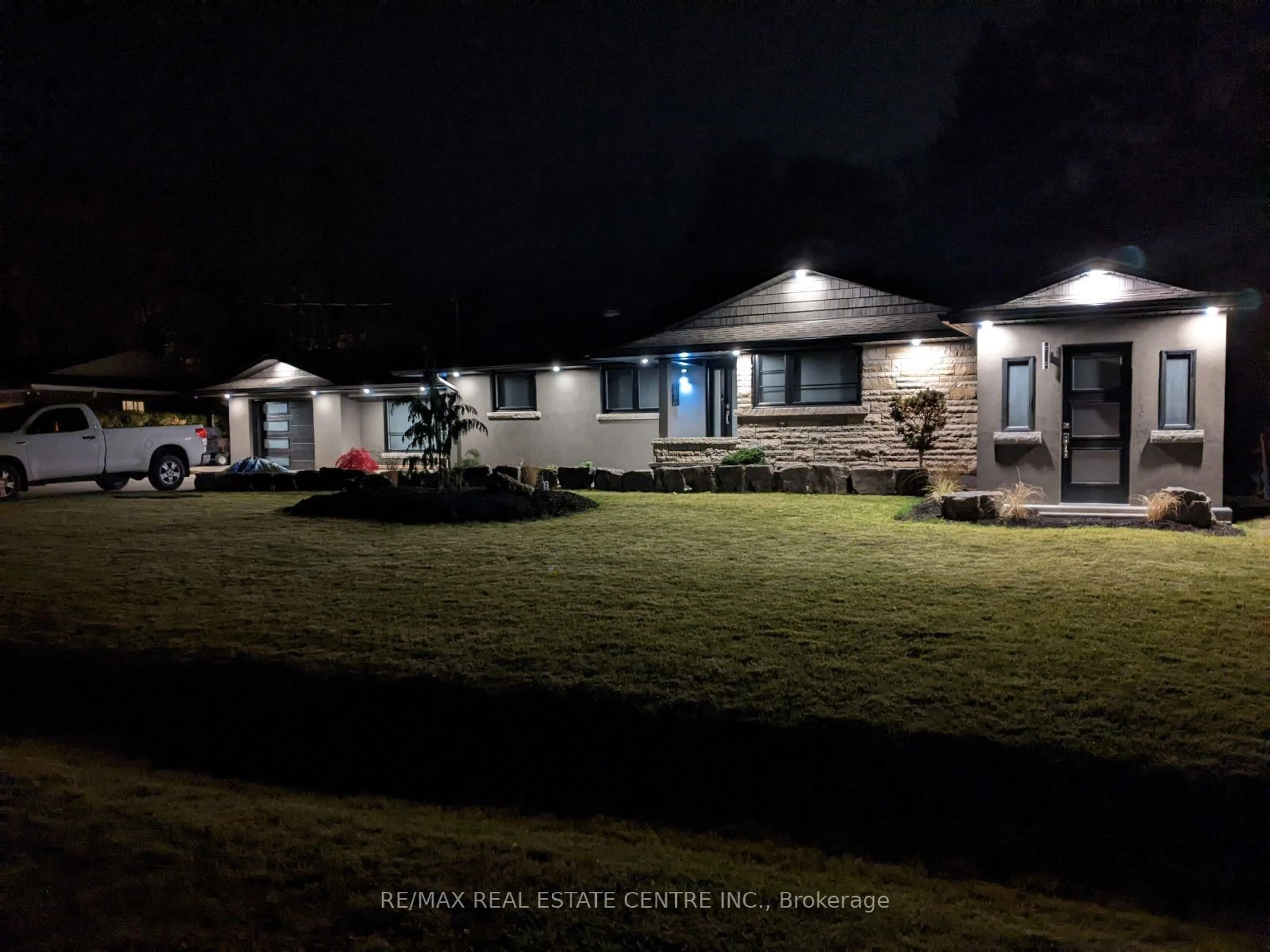 A pic from outside/outdoor area/front of a property/back of a property/a pic from drone, unknown for 3836 Brookside Dr, Lincoln Ontario L0R 2C0