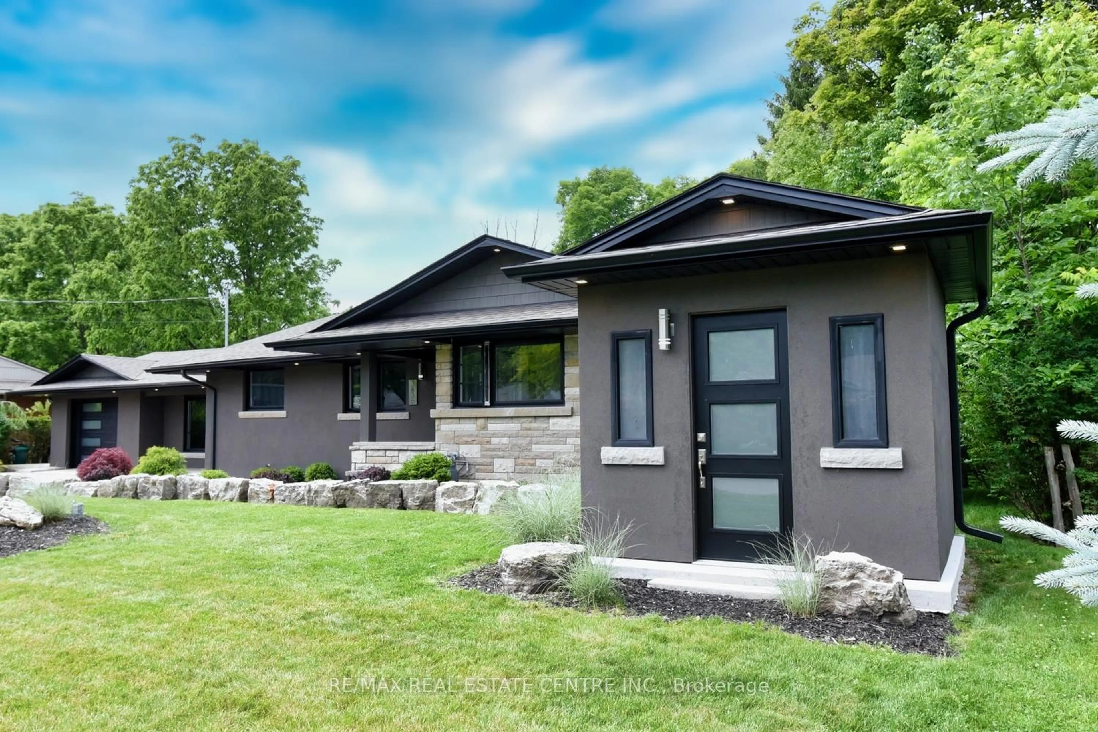 Home with vinyl exterior material, unknown for 3836 Brookside Dr, Lincoln Ontario L0R 2C0
