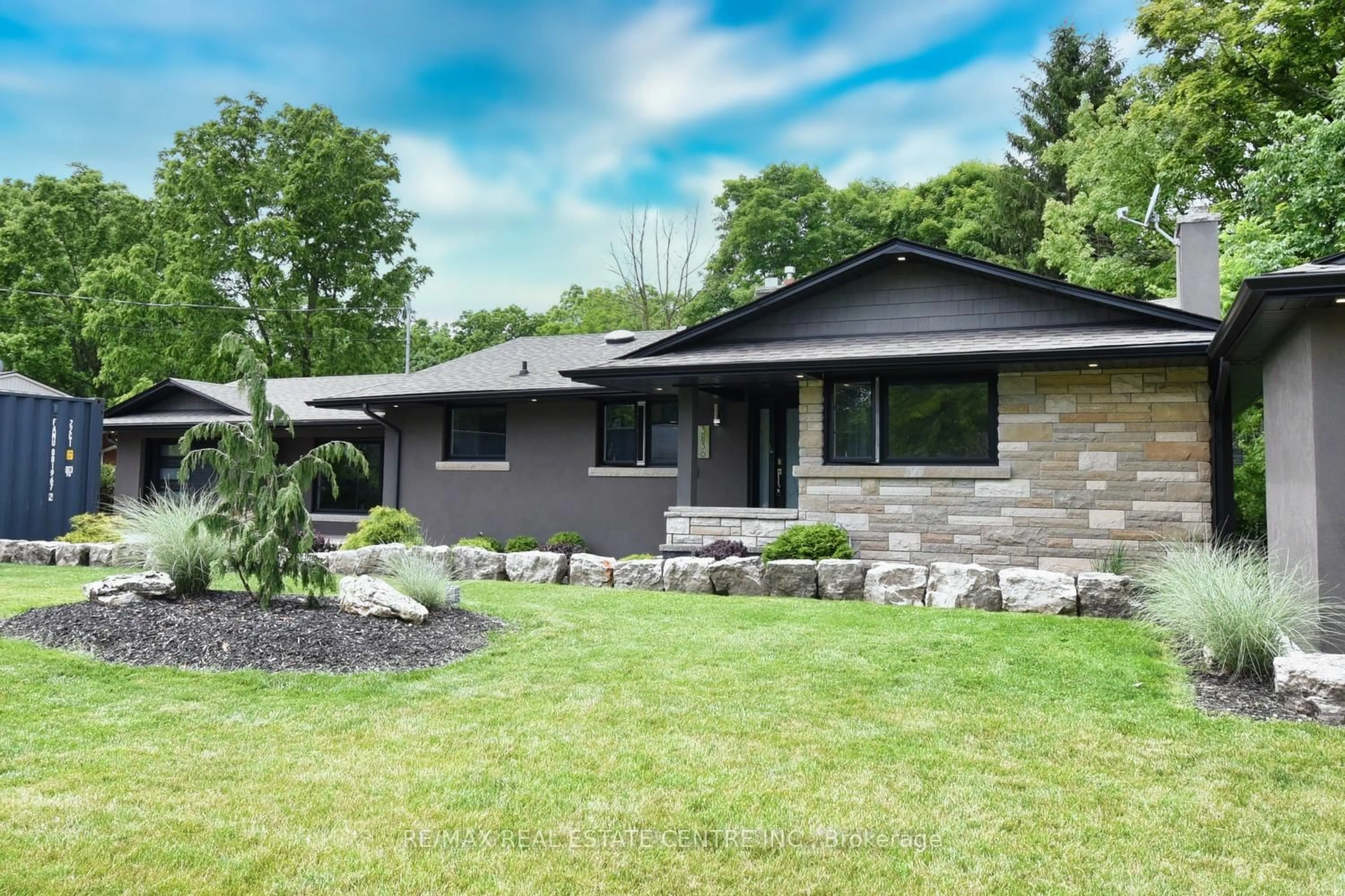 Home with vinyl exterior material, street for 3836 Brookside Dr, Lincoln Ontario L0R 2C0