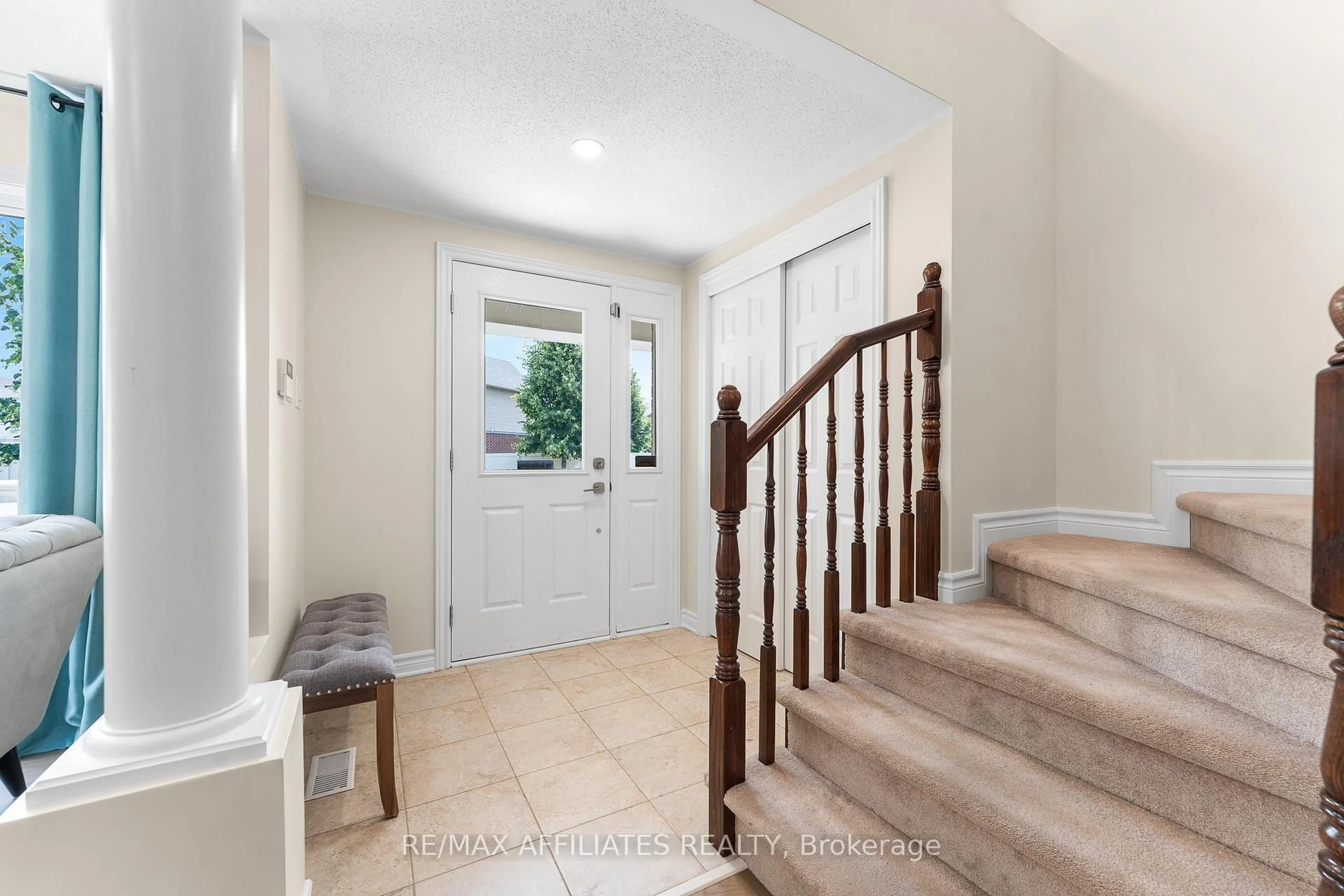 Indoor entryway for 50 Cormack Circ, Ottawa Ontario K2J 0H8
