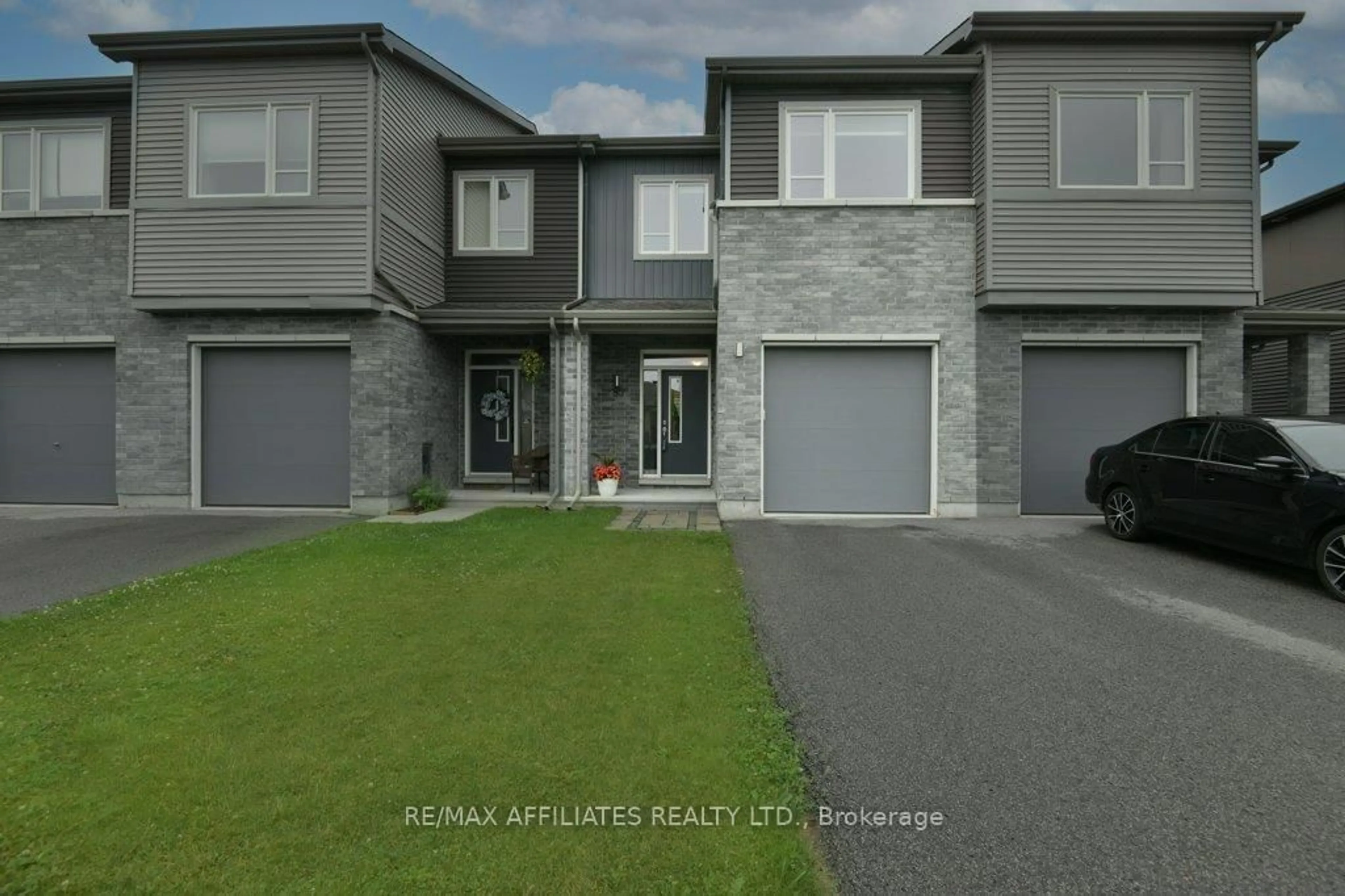 A pic from outside/outdoor area/front of a property/back of a property/a pic from drone, street for 80 Riddell St, Carleton Place Ontario K7C 0J8