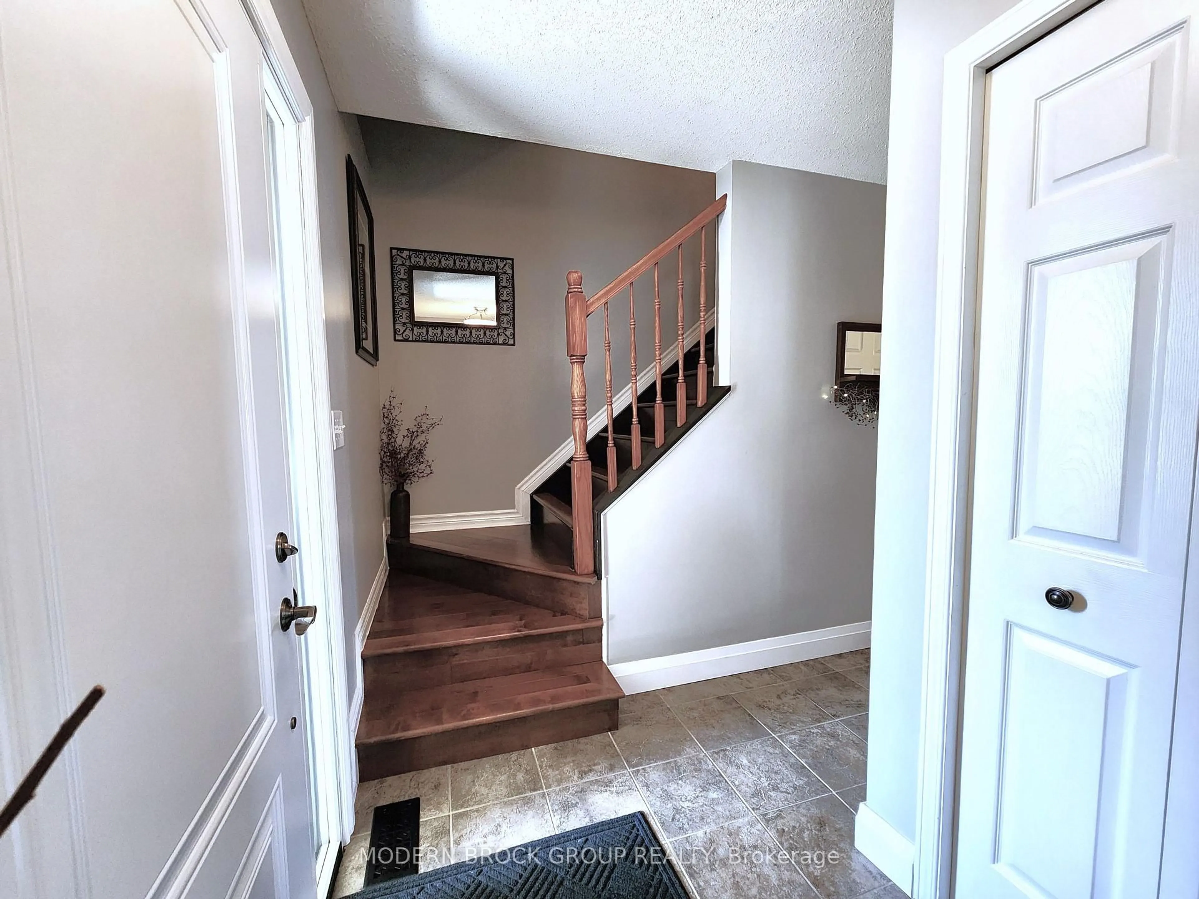 Indoor entryway for 408 Pearl St, Brockville Ontario K6V 4E5