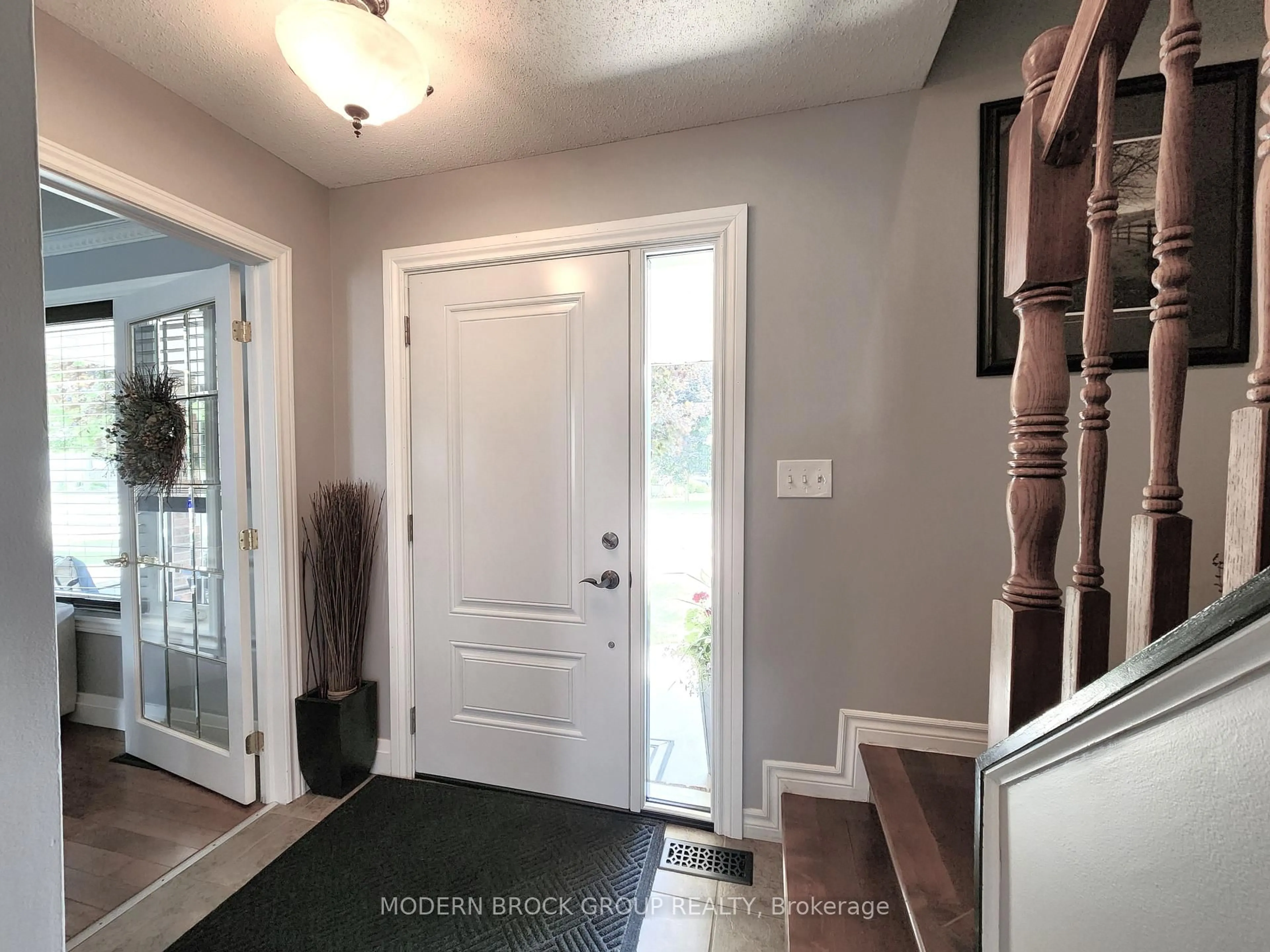 Indoor entryway for 408 Pearl St, Brockville Ontario K6V 4E5
