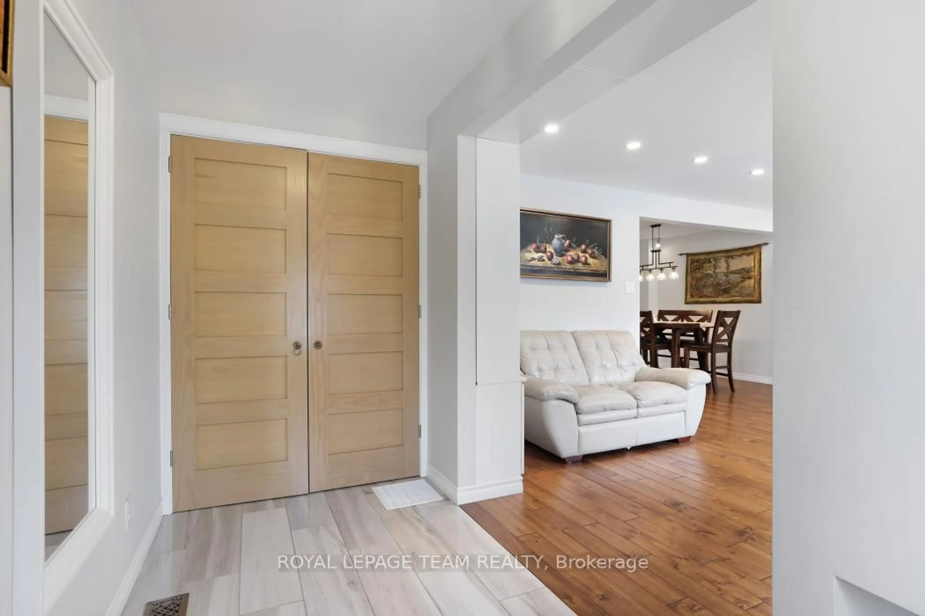 Indoor entryway for 807 Maplecrest Ave, Ottawa Ontario K2A 2Z7