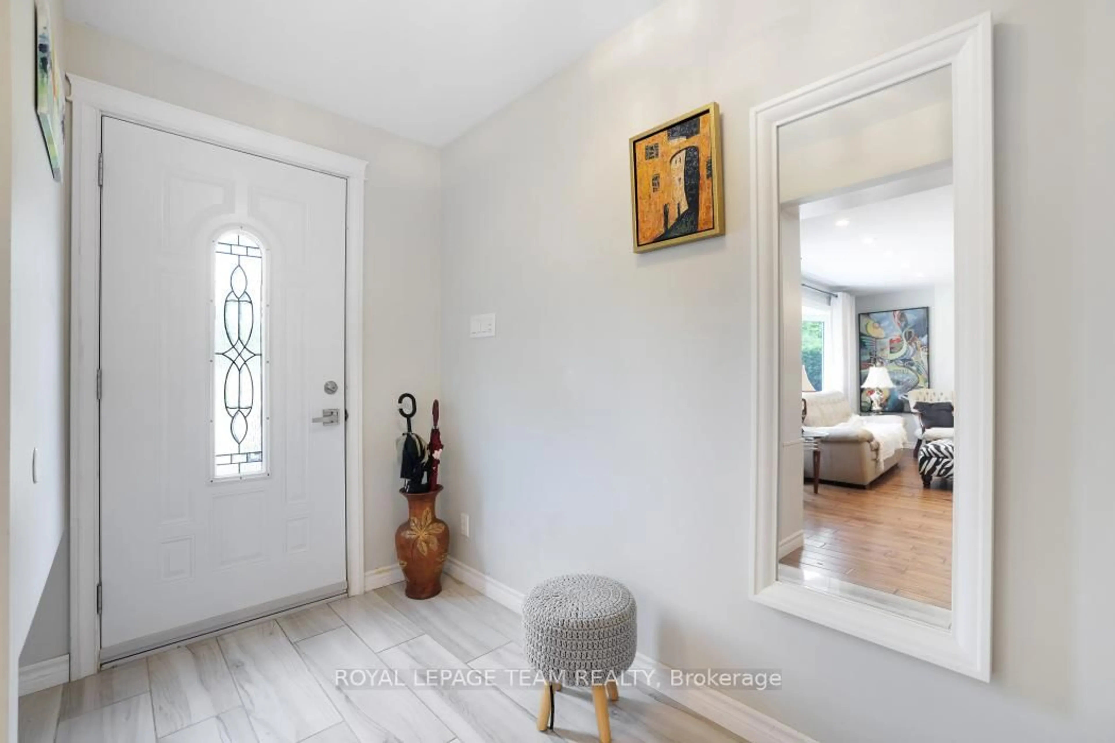 Indoor entryway for 807 Maplecrest Ave, Ottawa Ontario K2A 2Z7