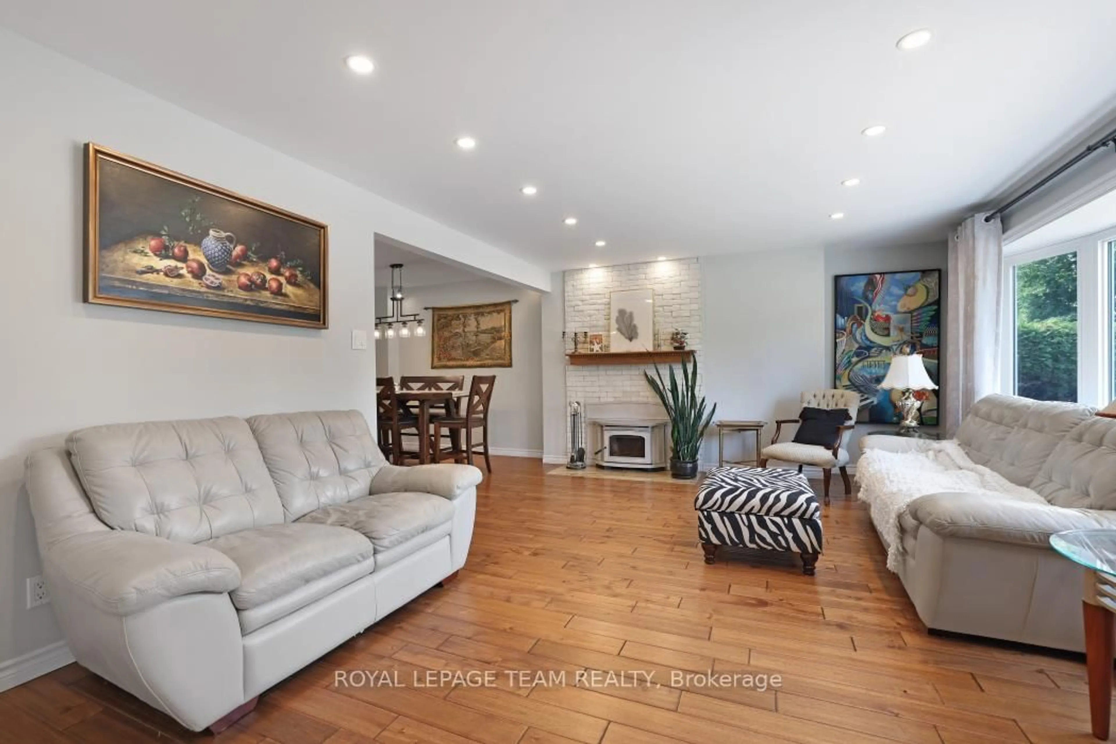 Living room with furniture, unknown for 807 Maplecrest Ave, Ottawa Ontario K2A 2Z7