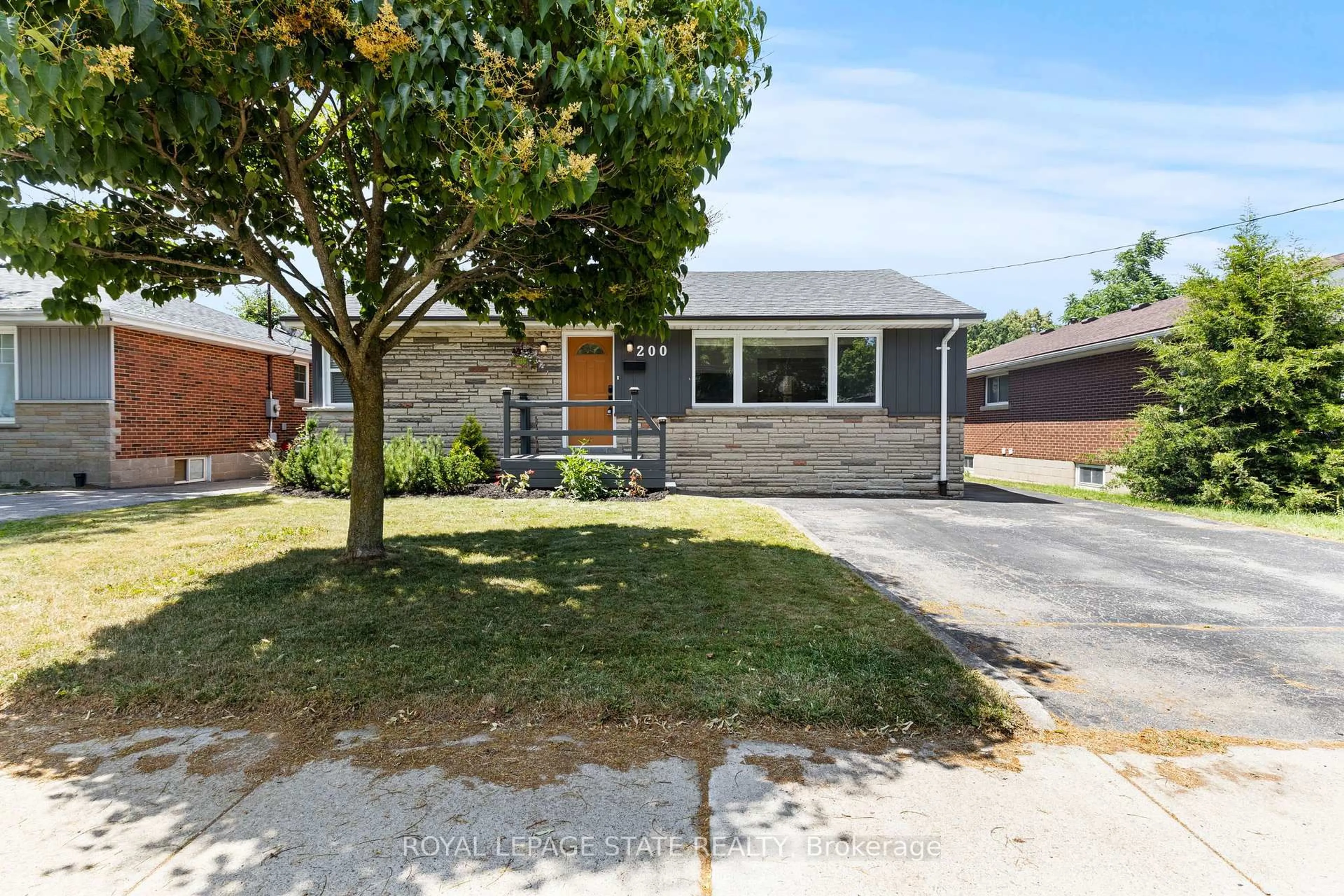 Home with brick exterior material, street for 200 Upper Paradise Rd, Hamilton Ontario L9C 5B9