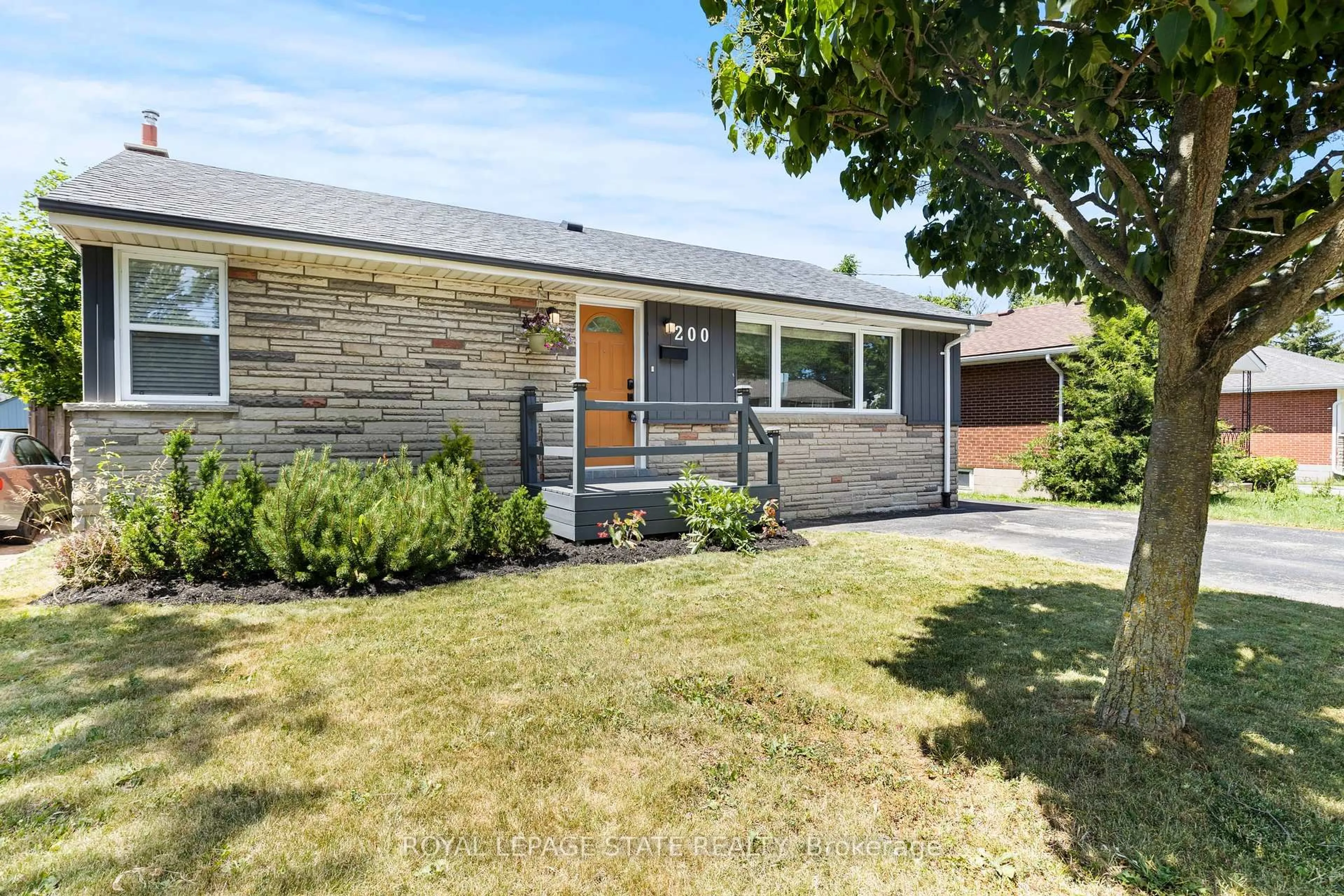 Home with brick exterior material, street for 200 Upper Paradise Rd, Hamilton Ontario L9C 5B9