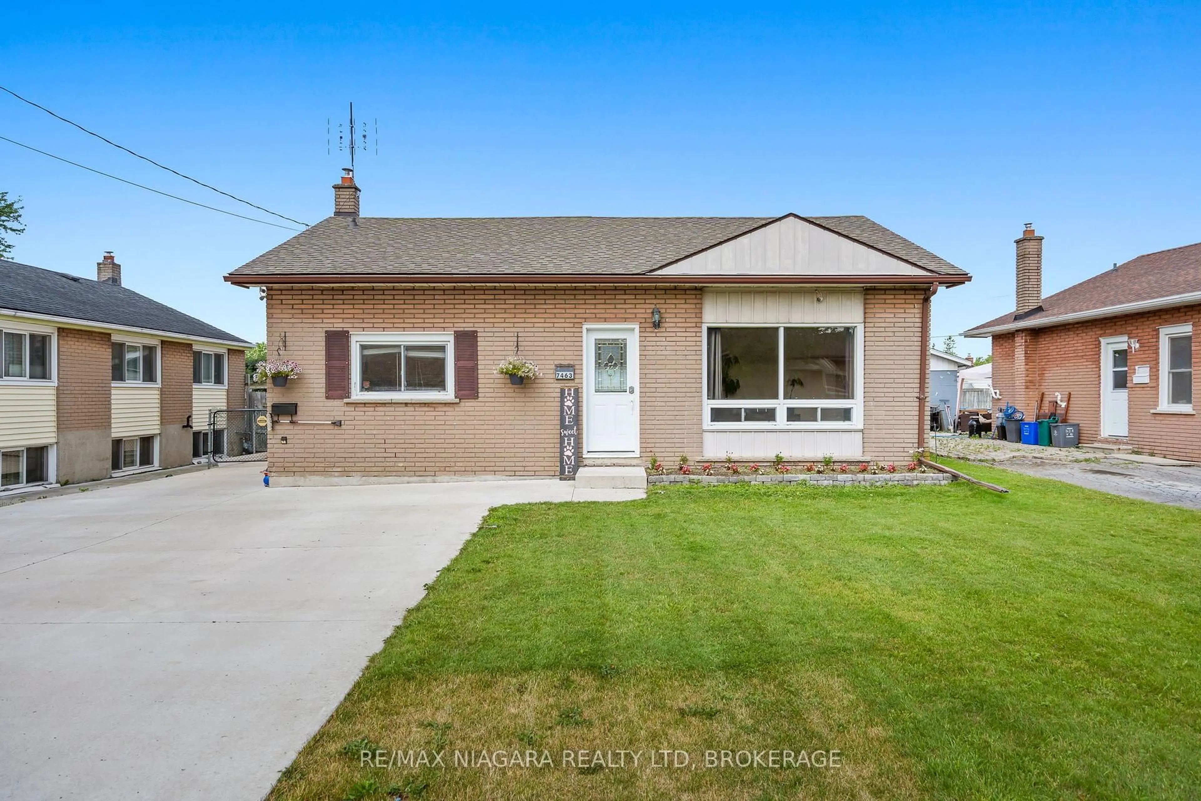 Home with vinyl exterior material, street for 7463 Marieclaude Ave, Niagara Falls Ontario L2G 5M1