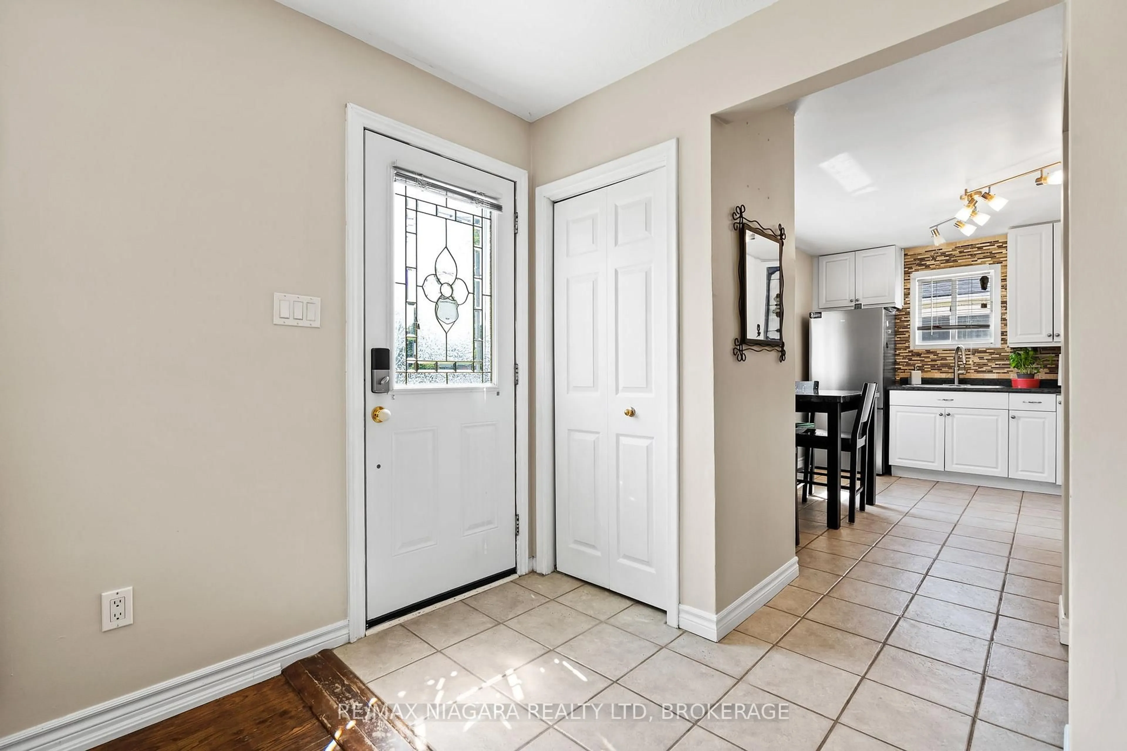 Indoor entryway for 7463 Marieclaude Ave, Niagara Falls Ontario L2G 5M1
