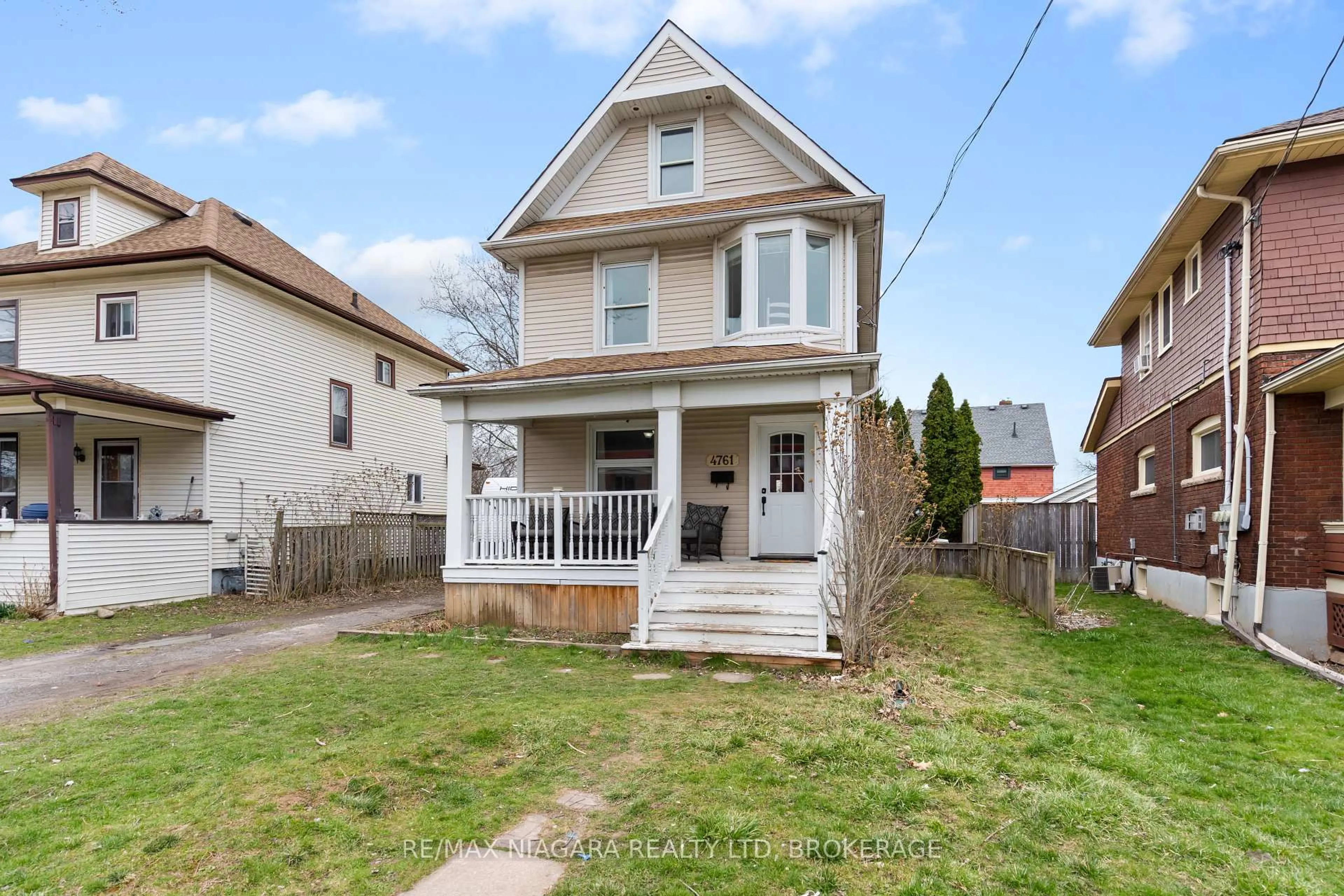 Home with vinyl exterior material, street for 4761 EPWORTH Circ, Niagara Falls Ontario L2E 1E1