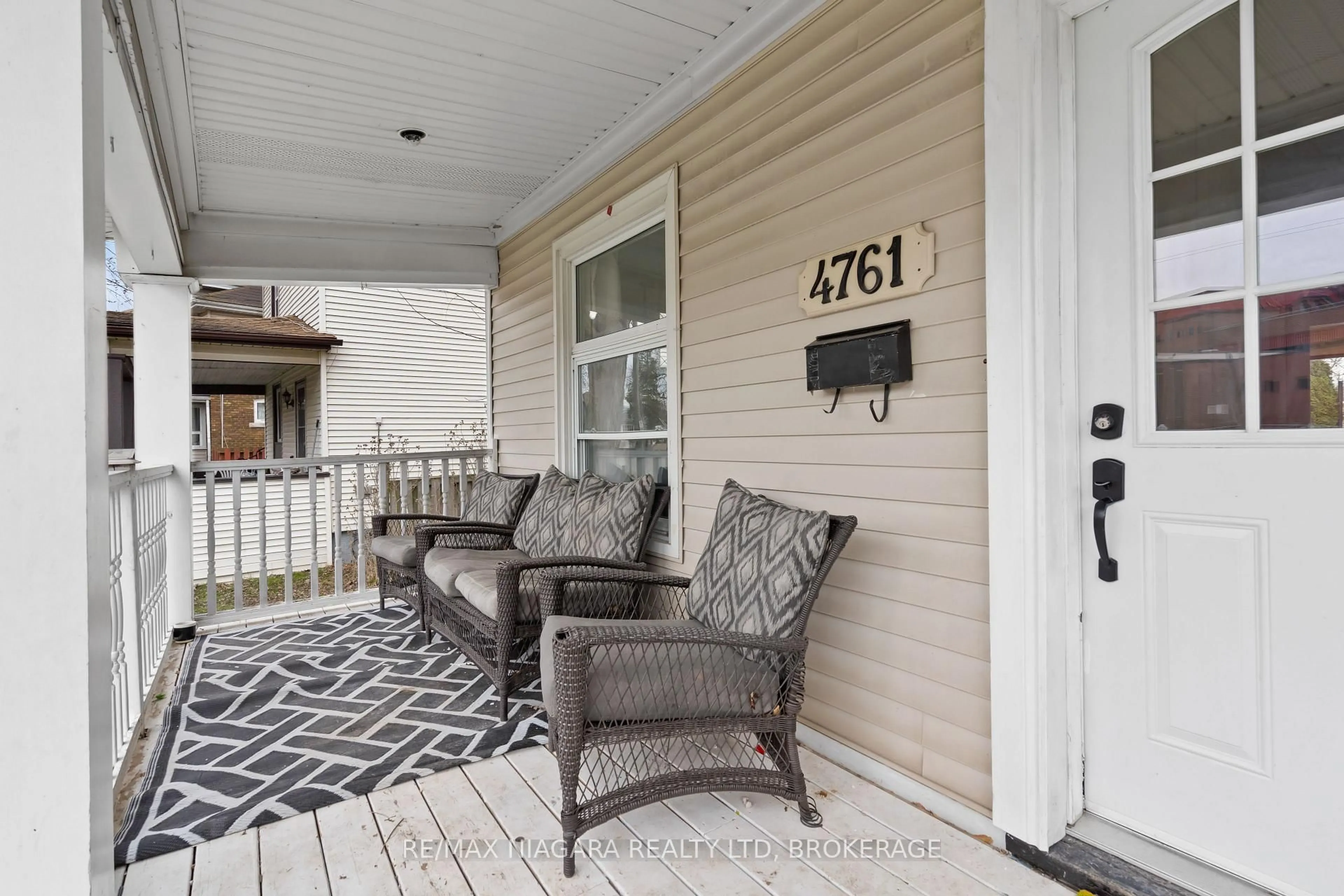 Patio, street for 4761 EPWORTH Circ, Niagara Falls Ontario L2E 1E1