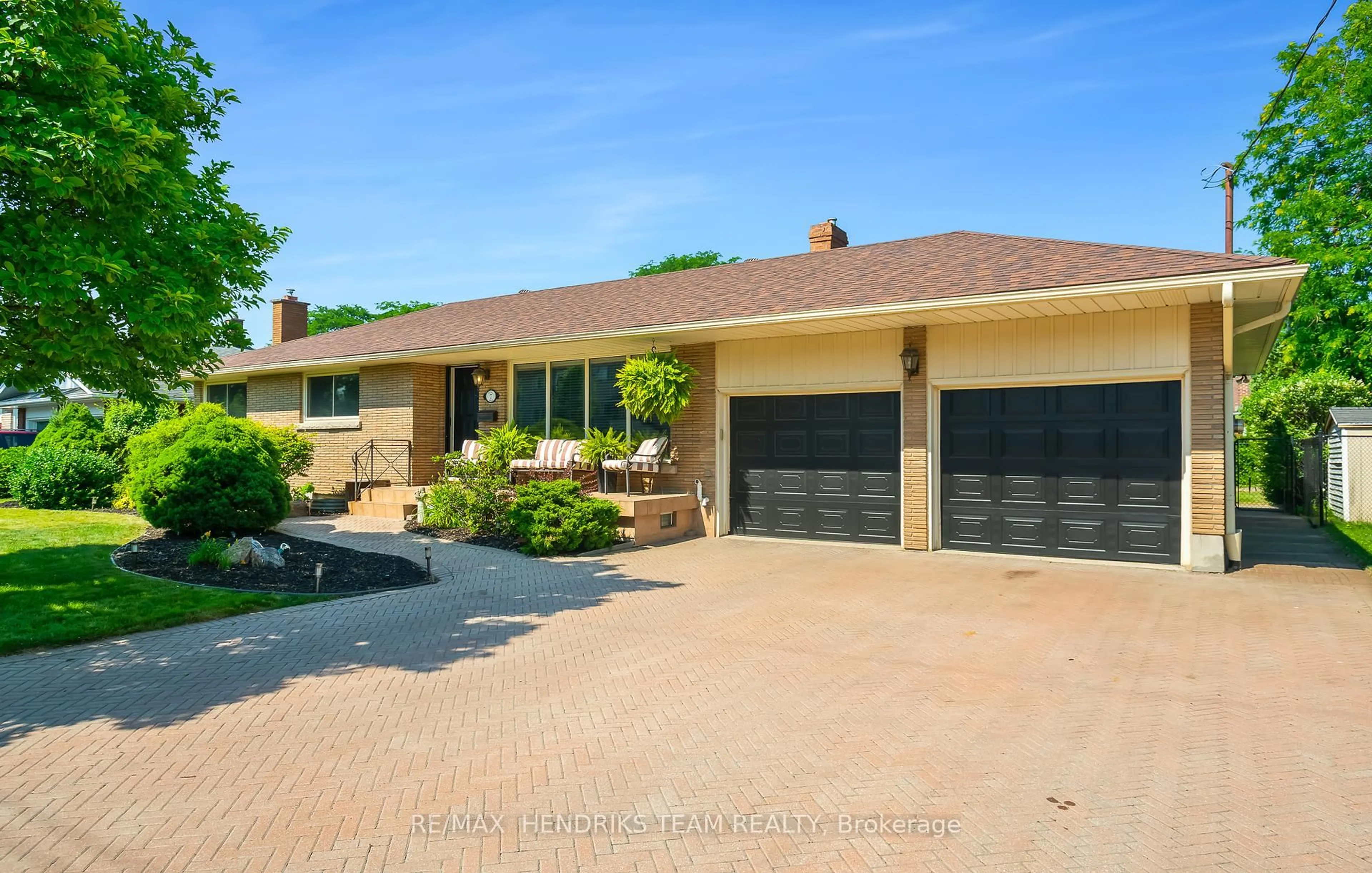 Home with brick exterior material, street for 7 Kamla Dr, St. Catharines Ontario L2M 3J9