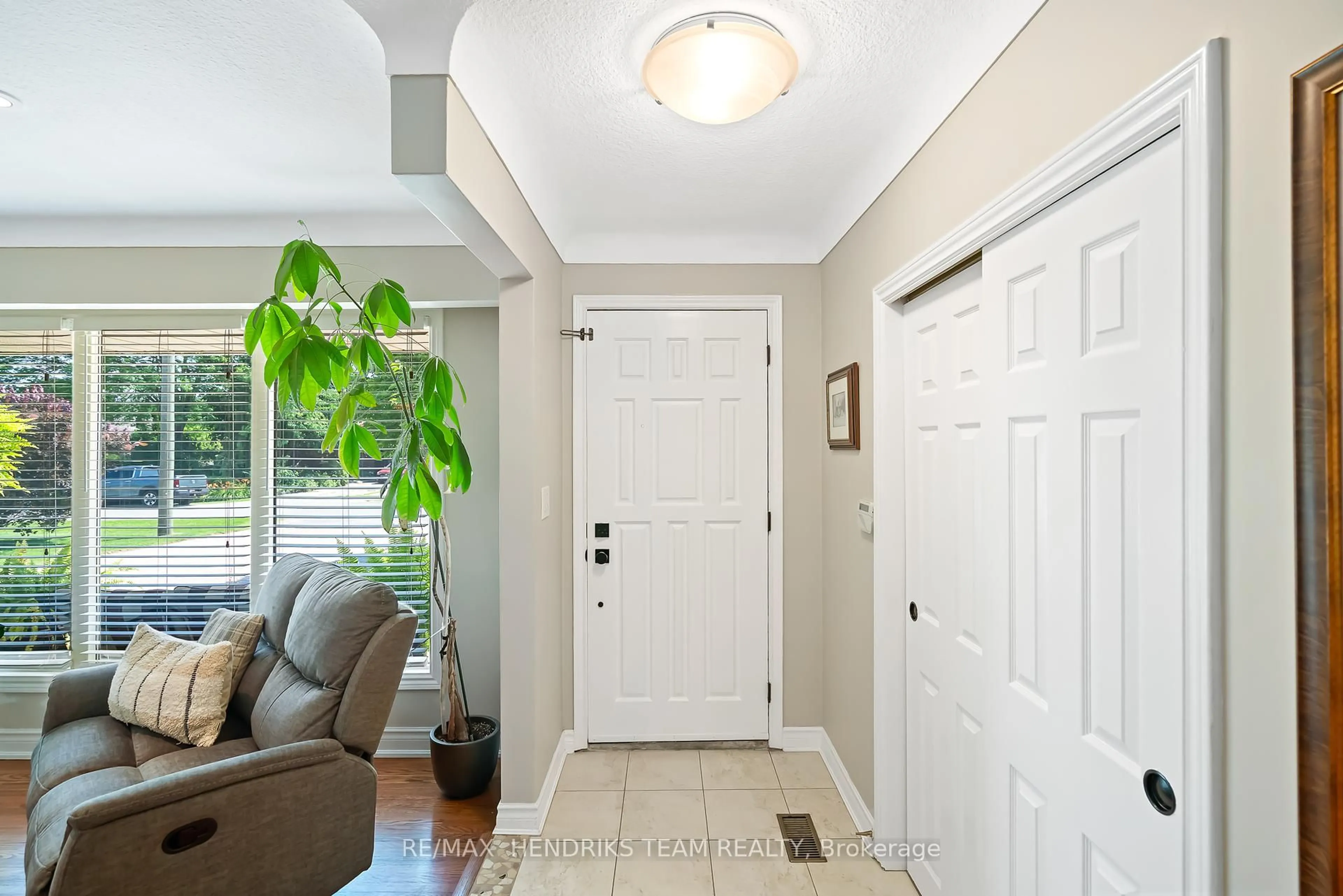 Indoor entryway for 7 Kamla Dr, St. Catharines Ontario L2M 3J9