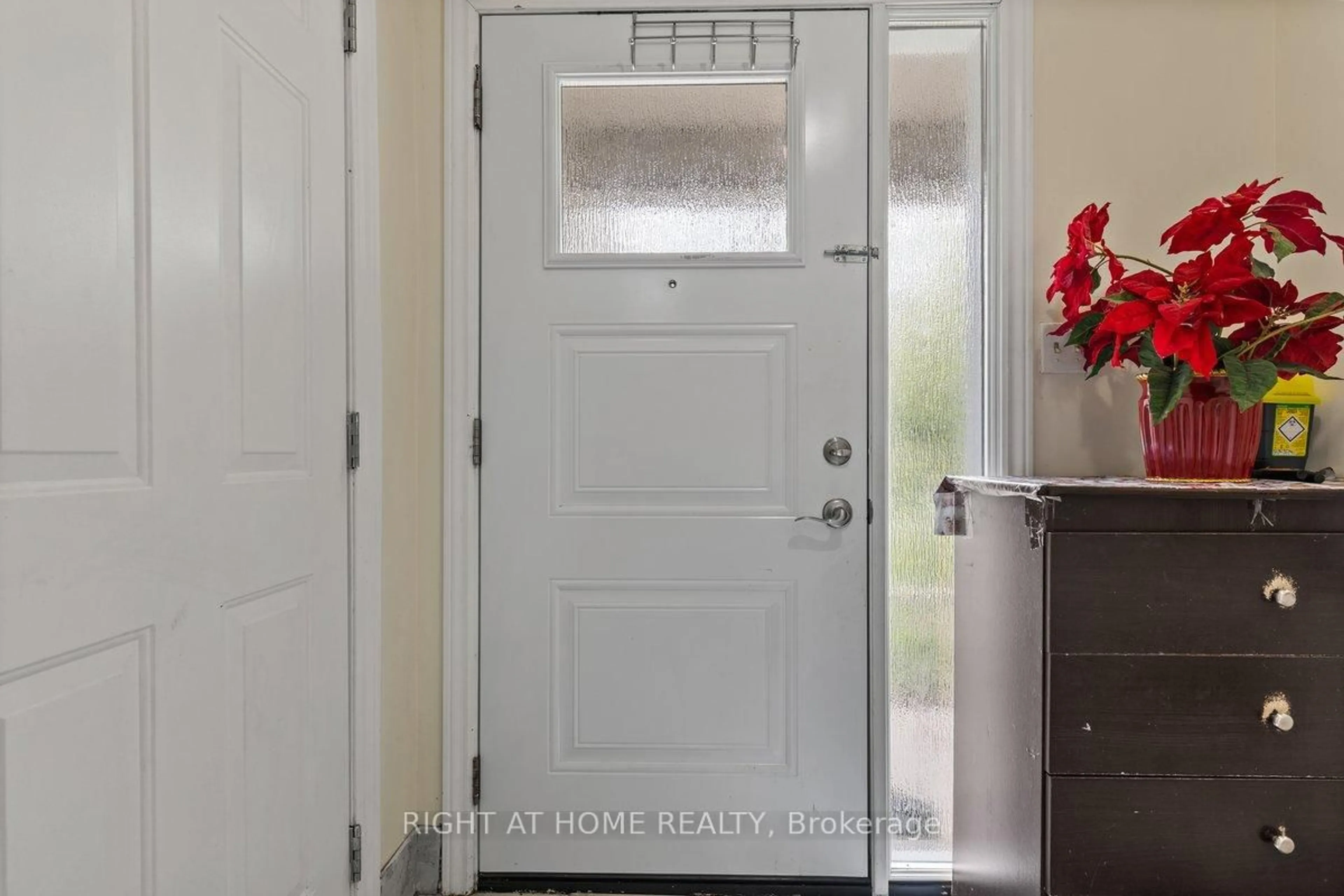 Indoor entryway for 20 Paulander Dr #43, Kitchener Ontario N2M 5L3