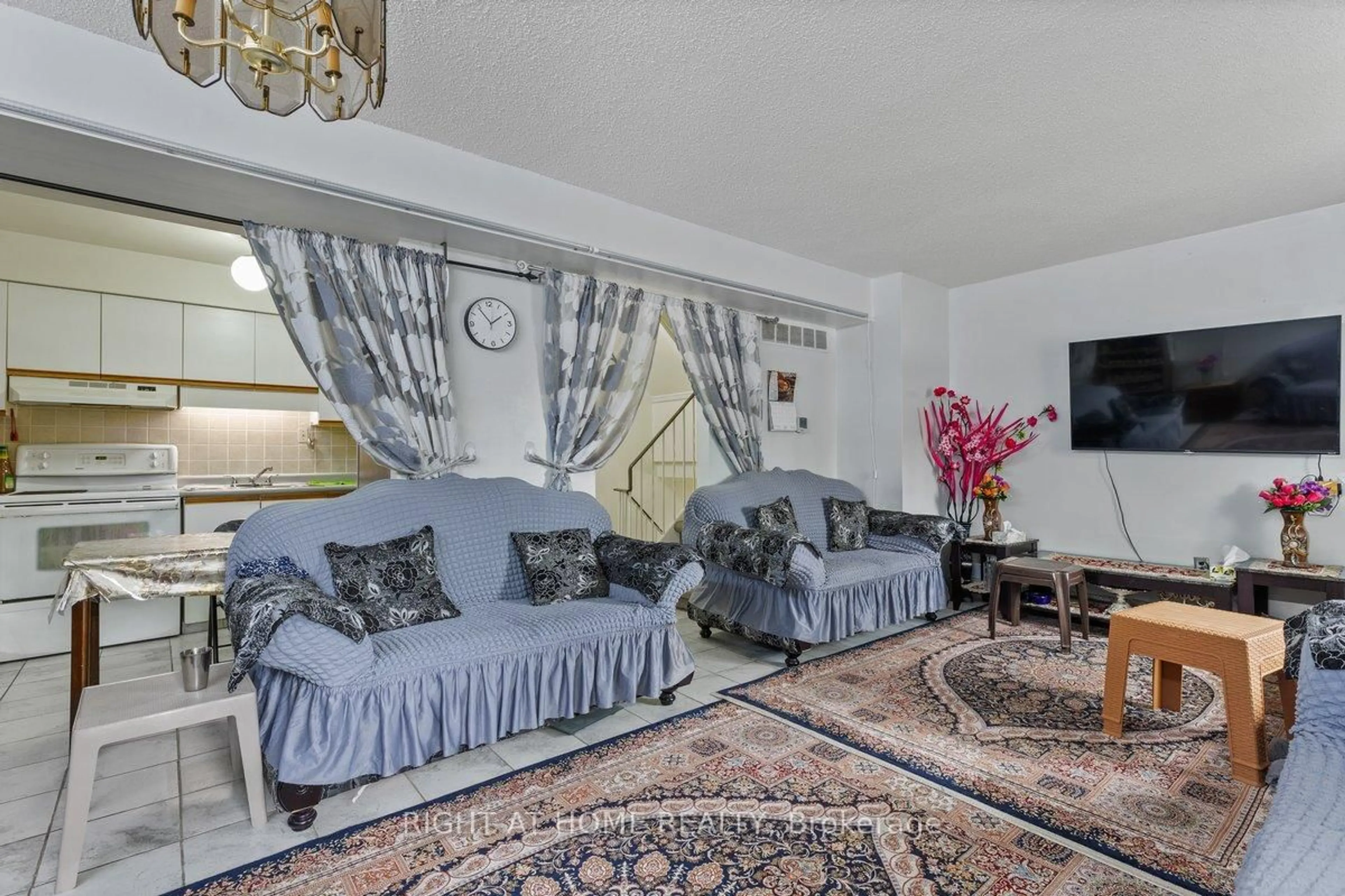Living room with furniture, carpet floor for 20 Paulander Dr #43, Kitchener Ontario N2M 5L3