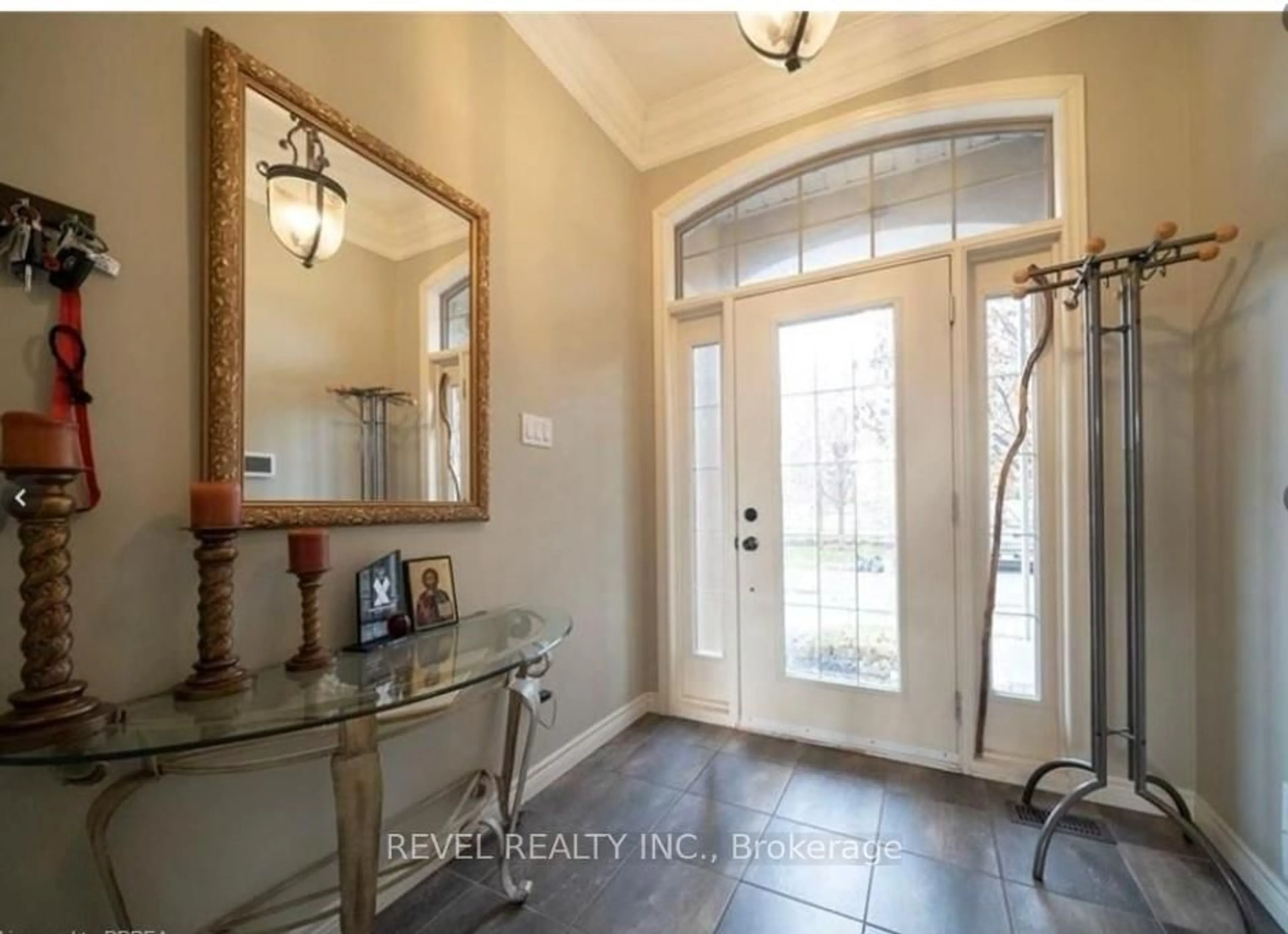 Indoor entryway for 68 Fairview Dr #10, Brantford Ontario N3R 2W9