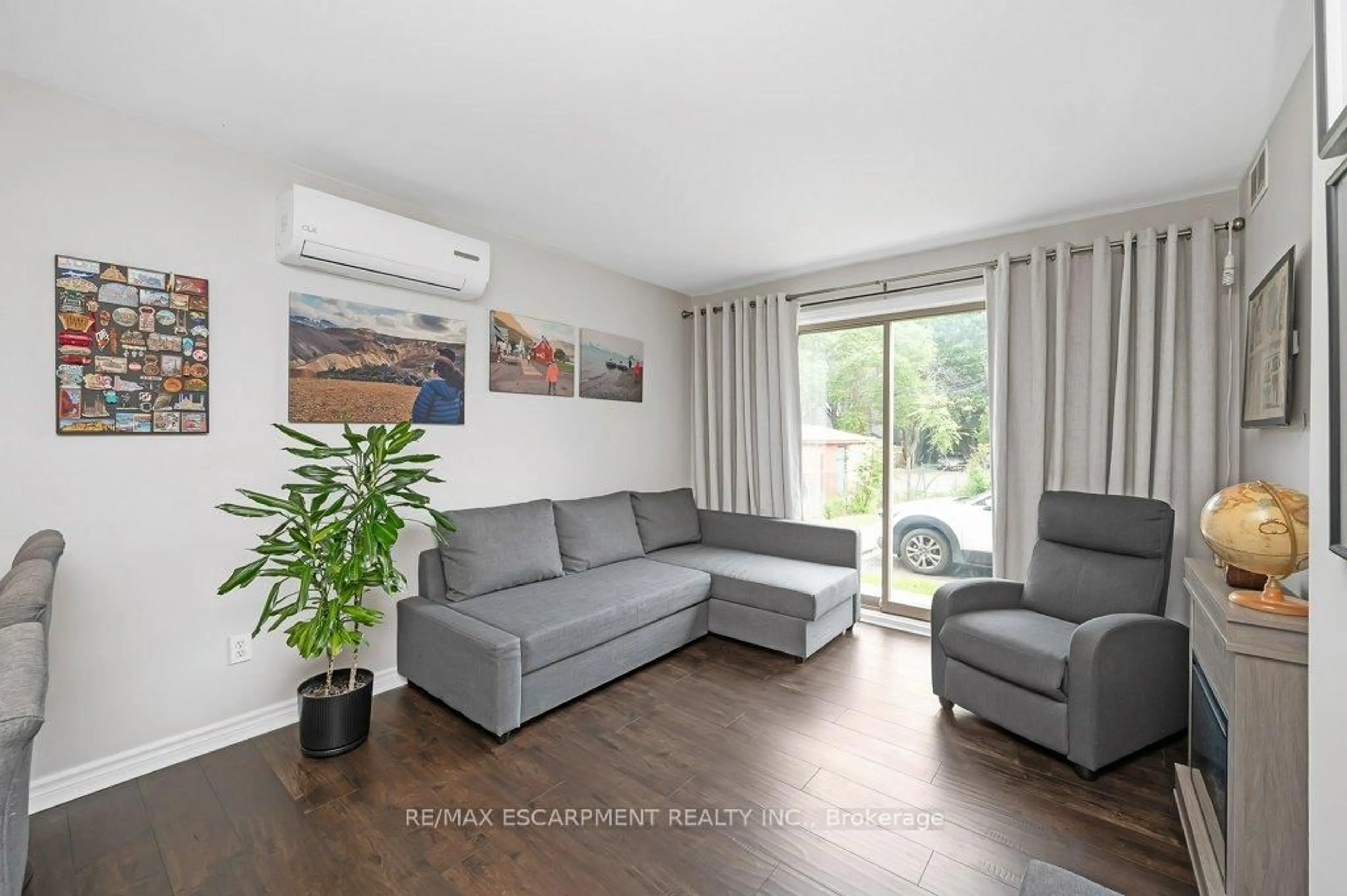 Living room with furniture, wood/laminate floor for 28 Victoria Ave #102, Hamilton Ontario L8L 5E1