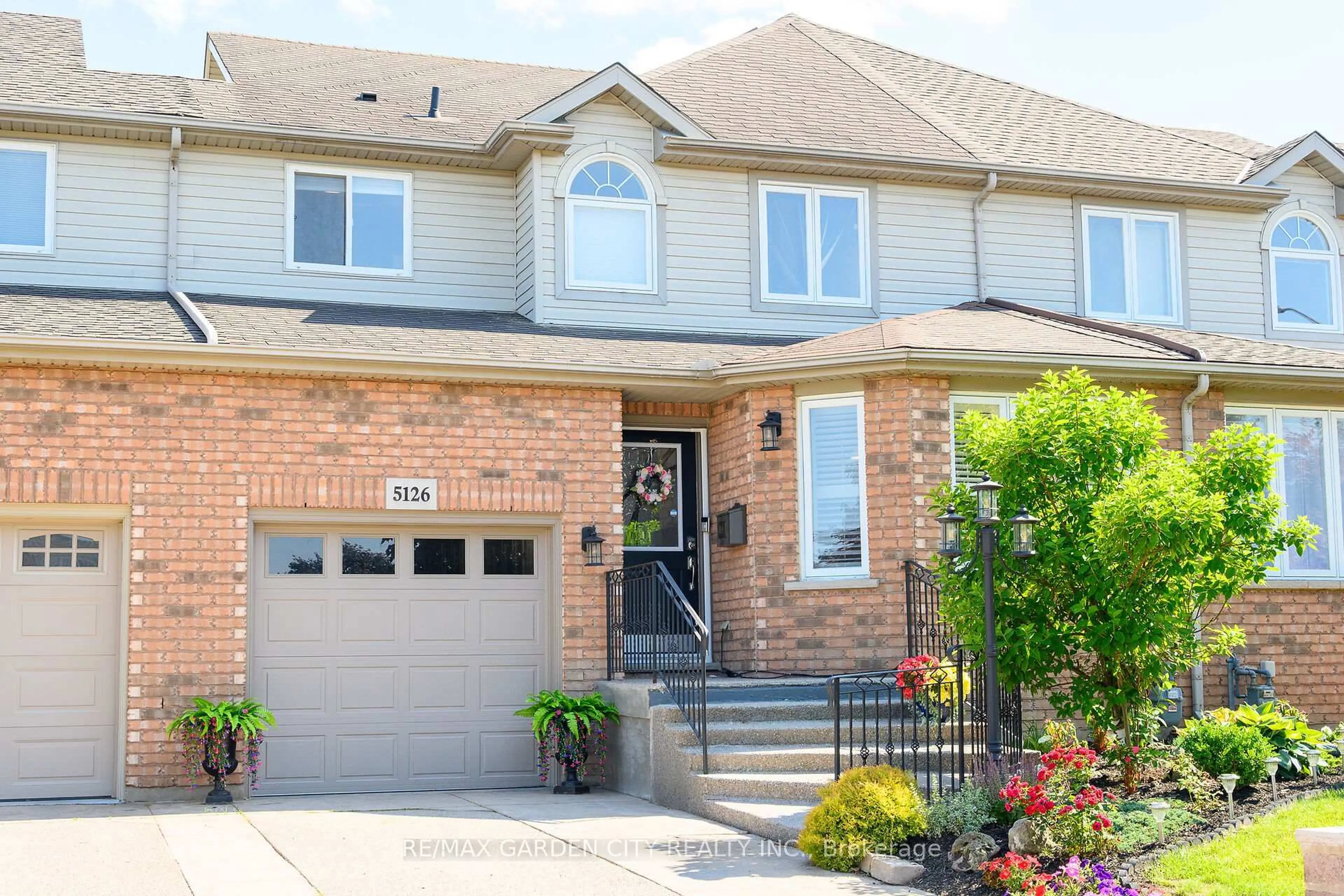 Home with brick exterior material, street for 5126 ST. GEORGE Dr, Lincoln Ontario L3J 0L9