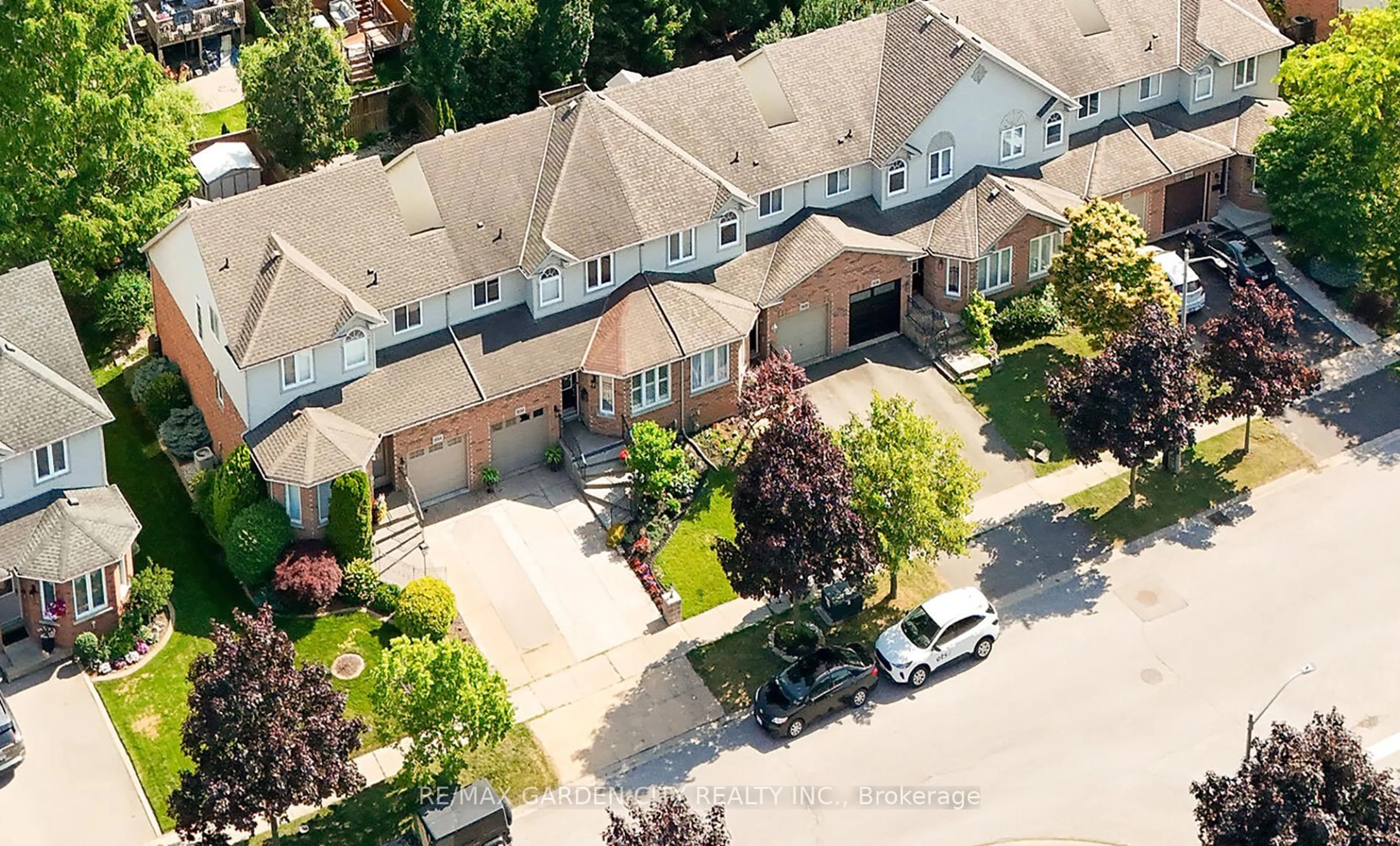 A pic from outside/outdoor area/front of a property/back of a property/a pic from drone, street for 5126 ST. GEORGE Dr, Lincoln Ontario L3J 0L9