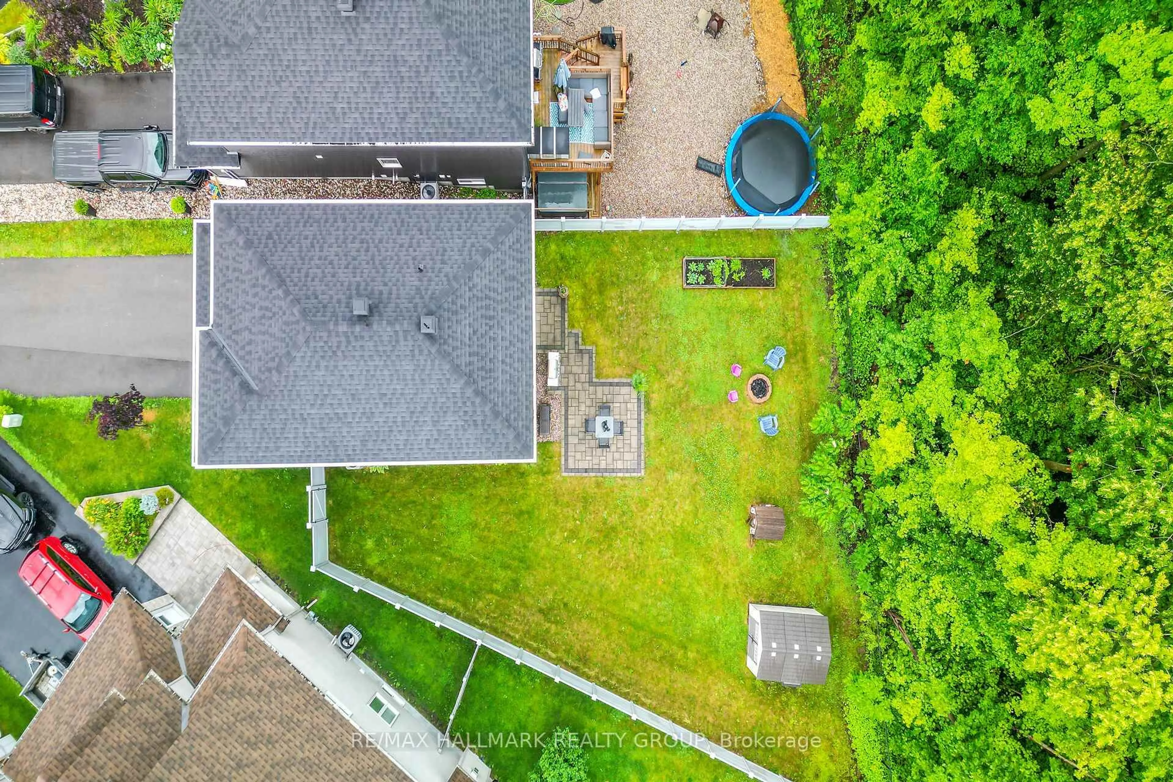 A pic from outside/outdoor area/front of a property/back of a property/a pic from drone, unknown for 648 Robert St, Clarence-Rockland Ontario K4K 1E8