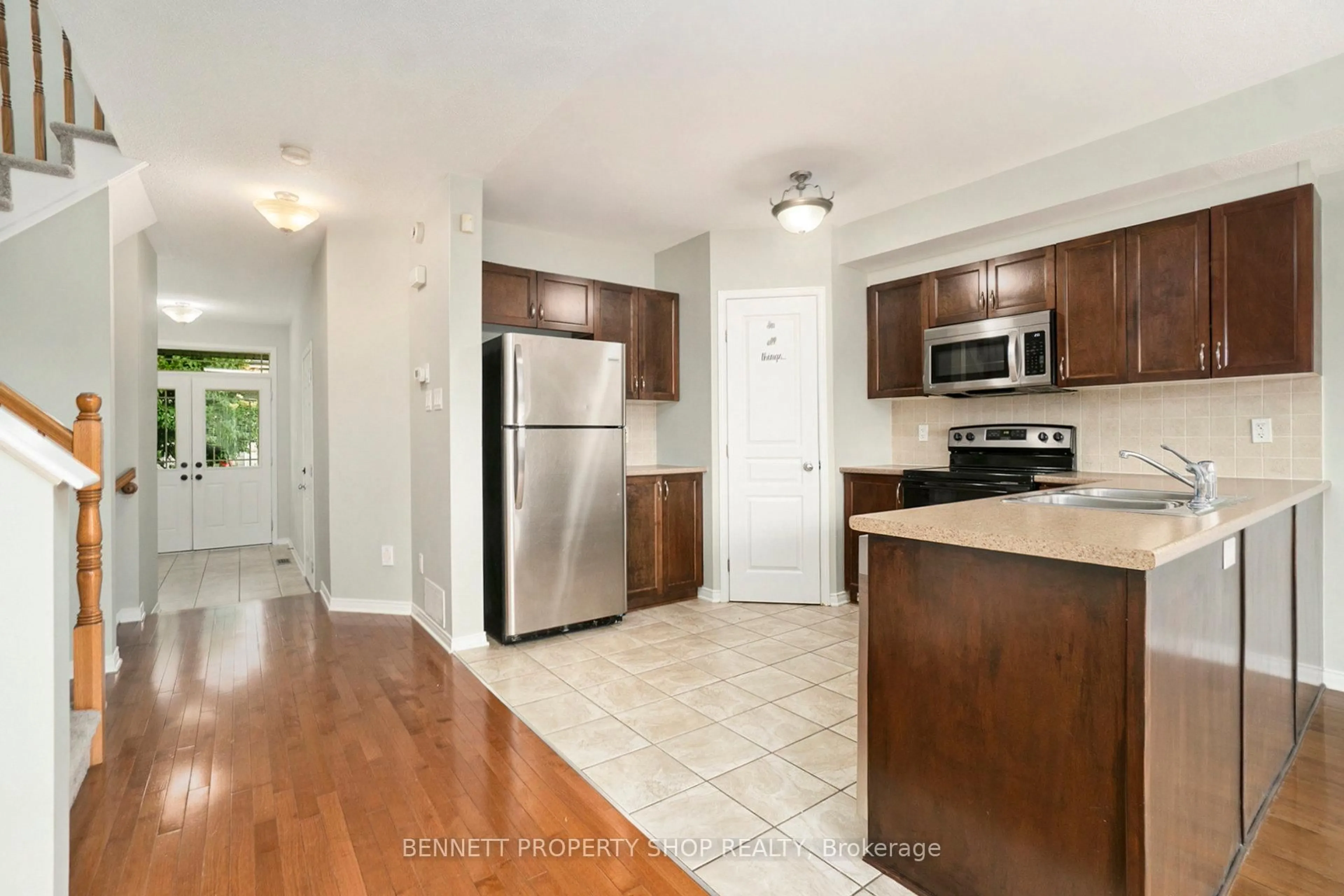 Standard kitchen, unknown for 526 Pepperville Cres, Ottawa Ontario K2M 0E5