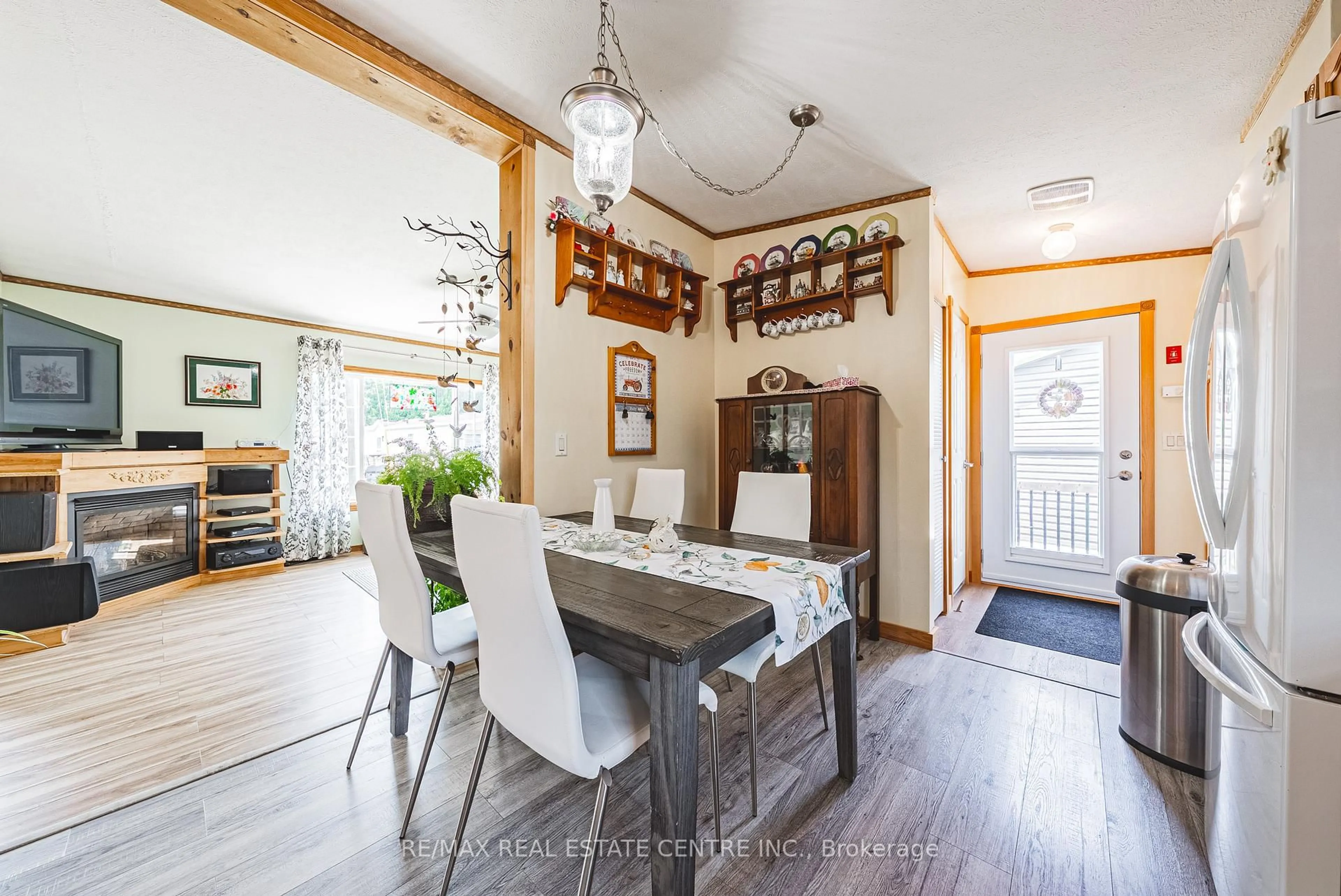 Dining room, unknown for 21 ELM PVT St, Puslinch Ontario N0B 2J0