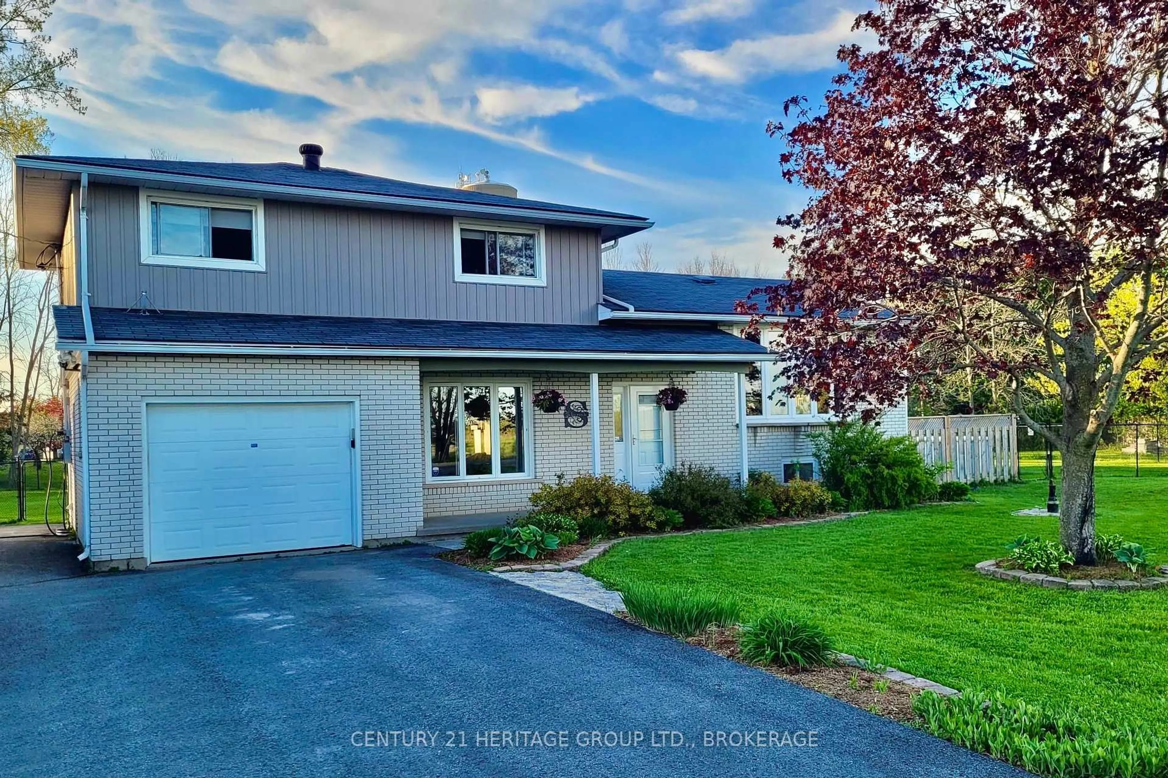 Home with vinyl exterior material, street for 415 Shane St, Bissett Creek Ontario K0H 2H0