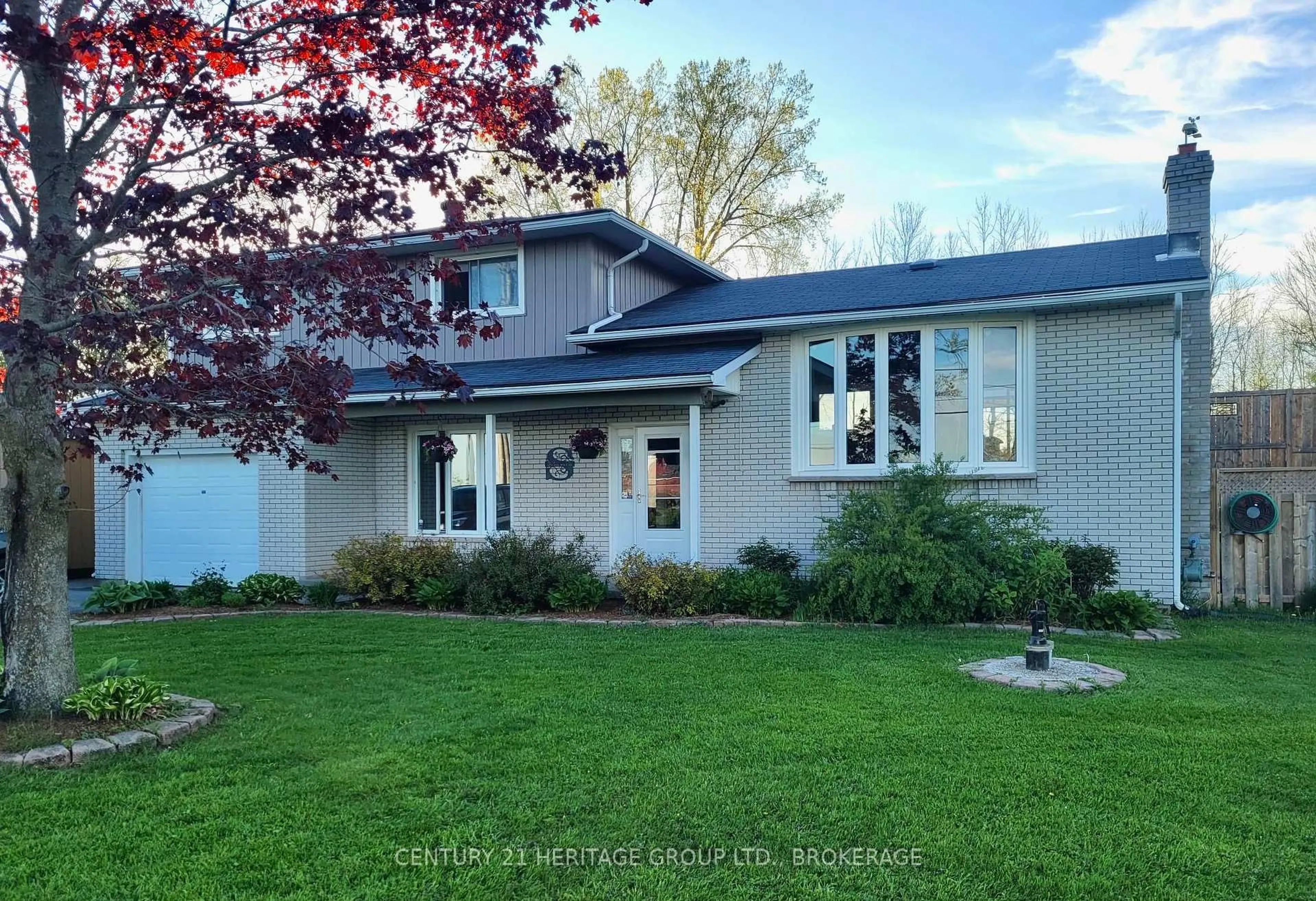 Home with vinyl exterior material, street for 415 Shane St, Bissett Creek Ontario K0H 2H0