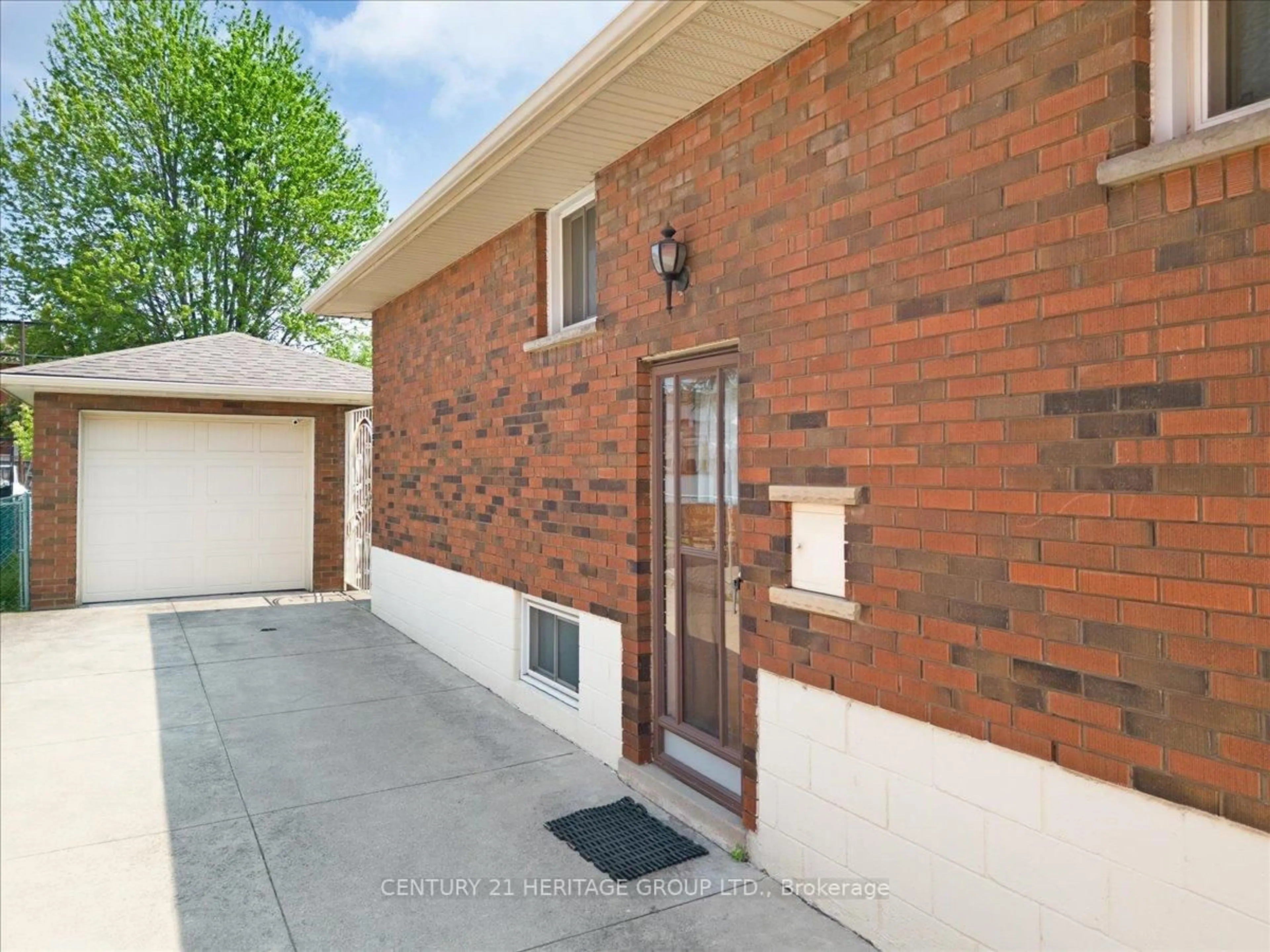 Home with brick exterior material, street for 124 Tisdale St, Hamilton Ontario L8L 5M6