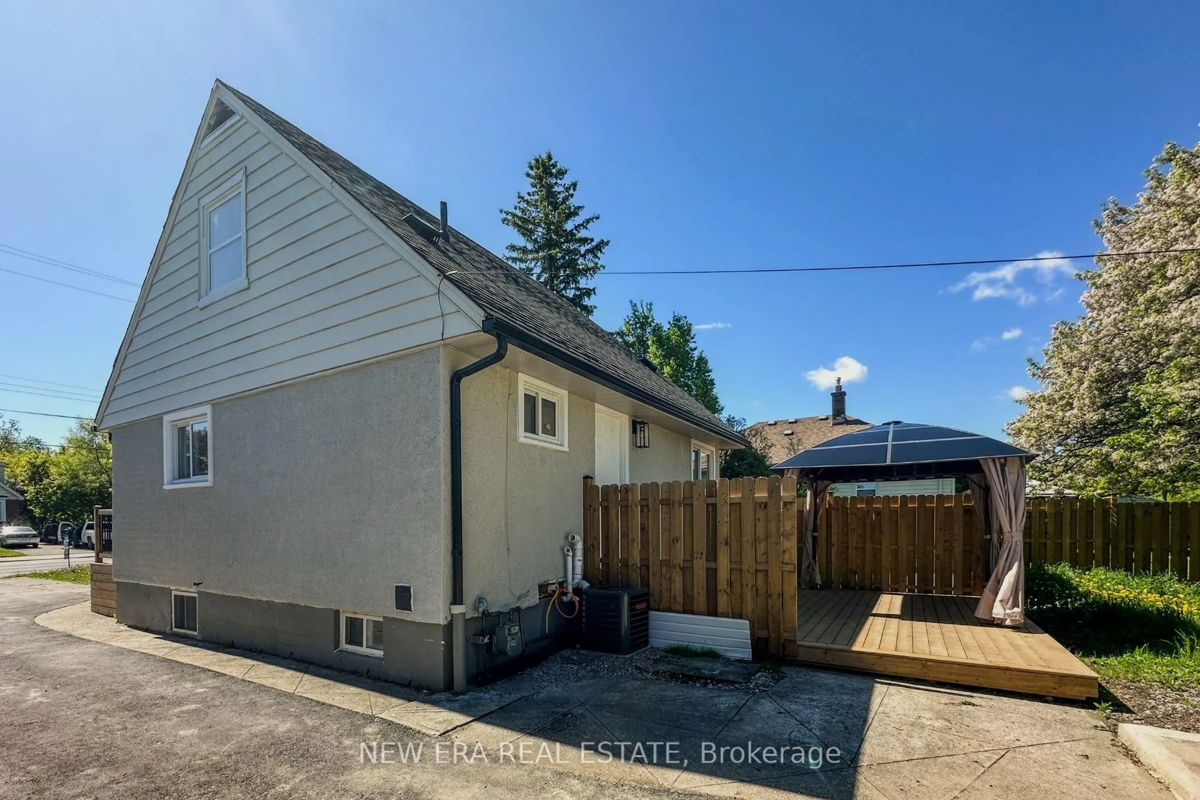 A pic from outside/outdoor area/front of a property/back of a property/a pic from drone, street for 784 Upper Gage Dr, Hamilton Ontario L8V 4K4