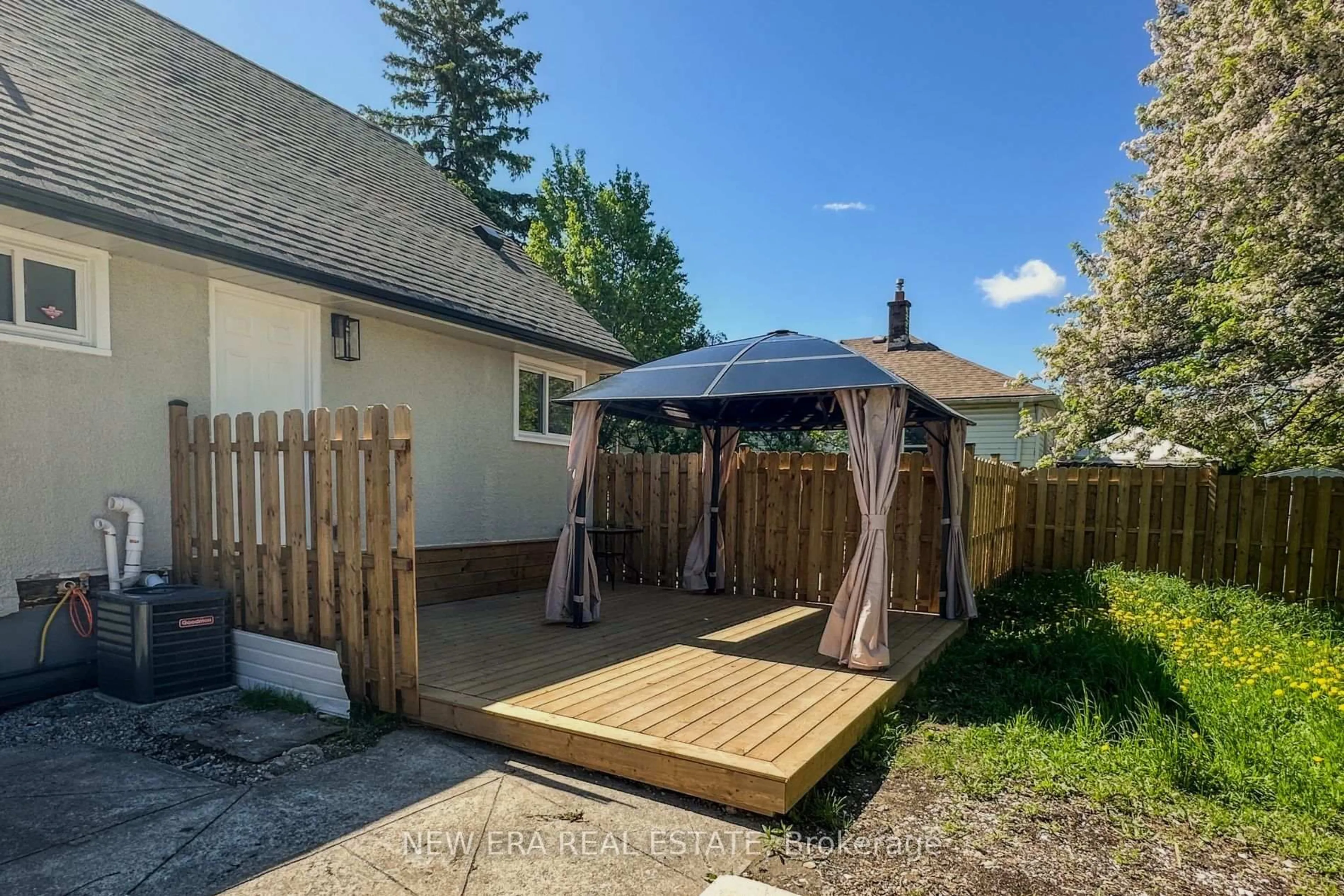 Patio, street for 784 Upper Gage Dr, Hamilton Ontario L8V 4K4