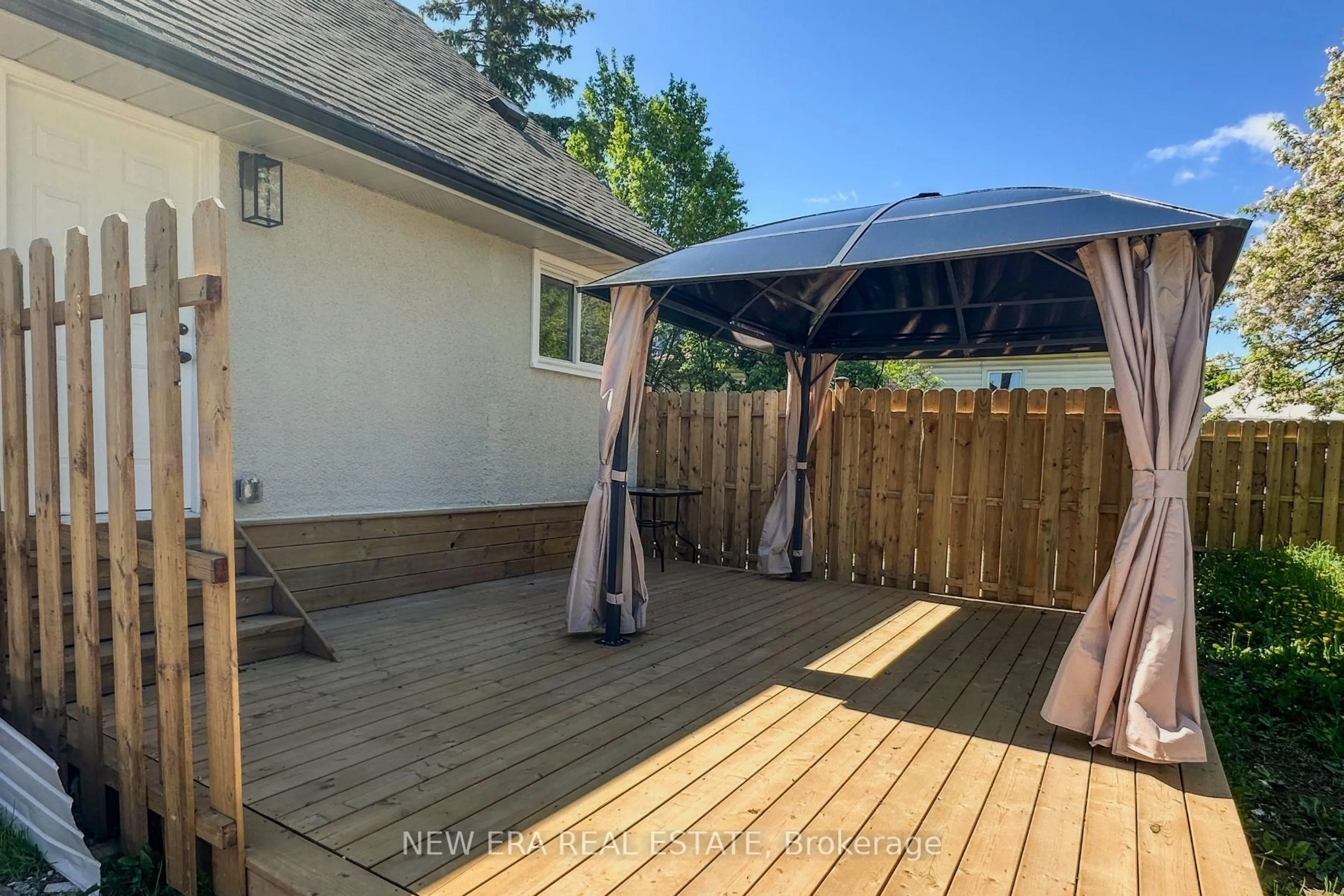 Patio, unknown for 784 Upper Gage Dr, Hamilton Ontario L8V 4K4