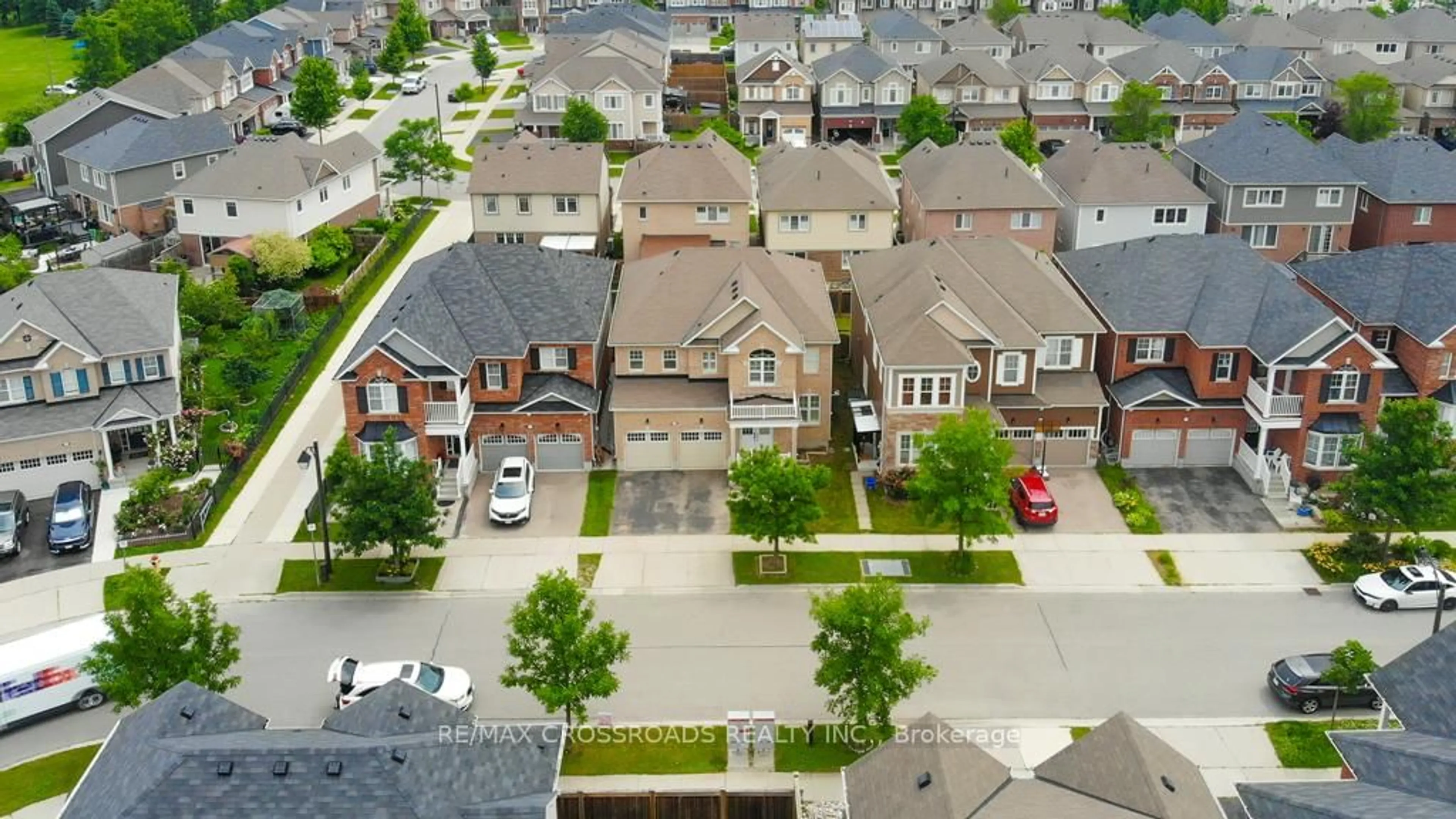 A pic from outside/outdoor area/front of a property/back of a property/a pic from drone, street for 260 Falling Green Cres, Kitchener Ontario N2R 0E1