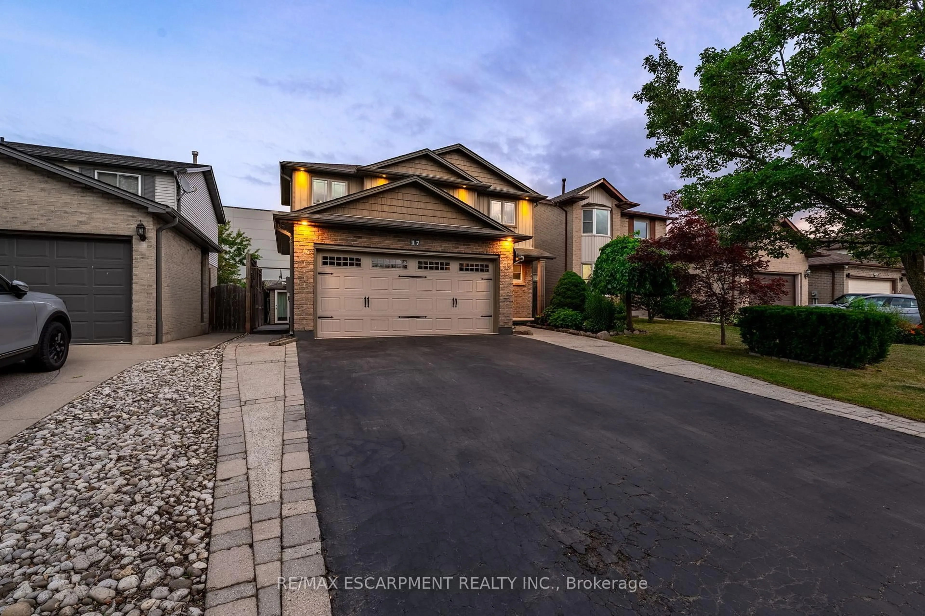 A pic from outside/outdoor area/front of a property/back of a property/a pic from drone, street for 17 Tami Cres, Grimsby Ontario L3M 4W2