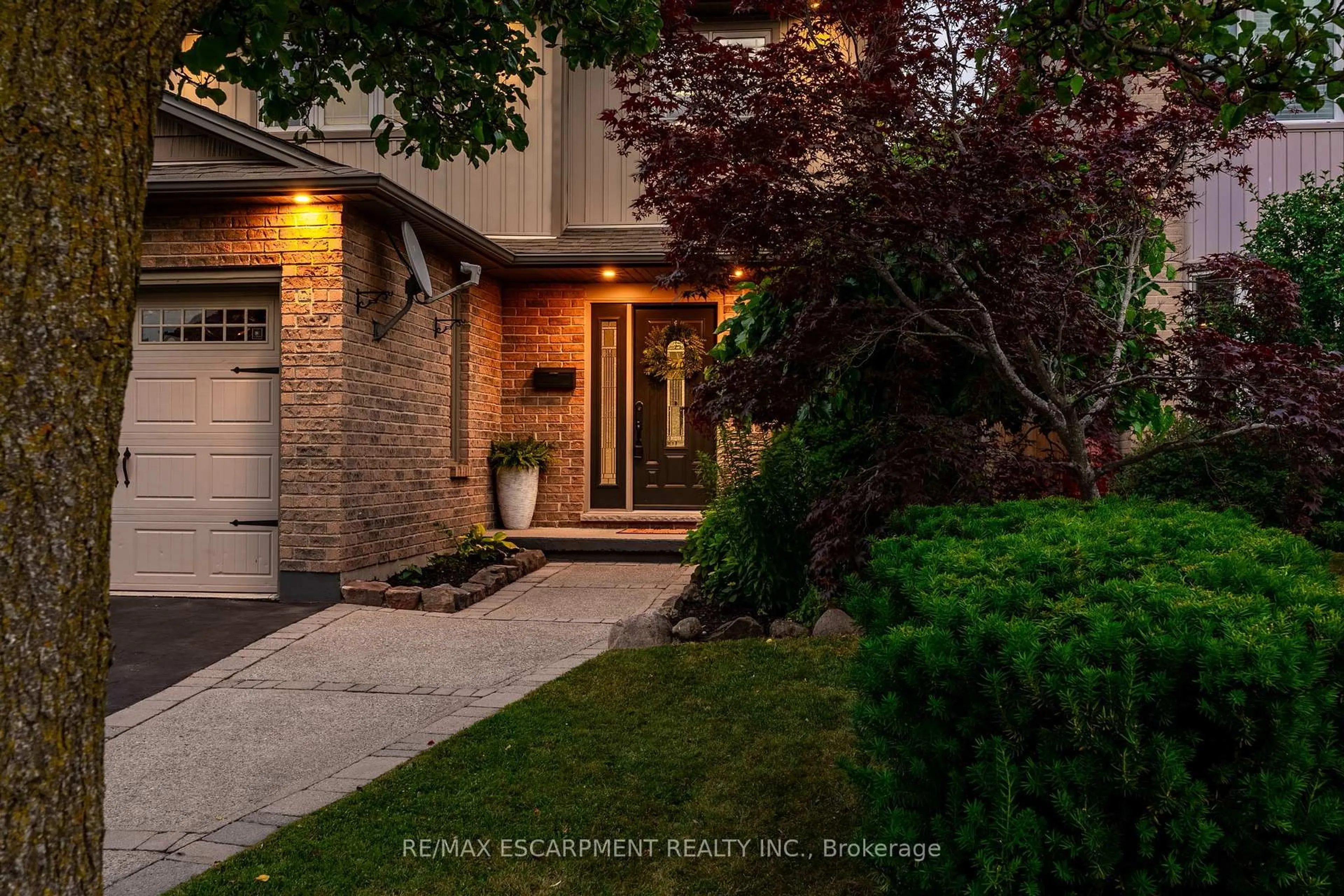 Indoor entryway for 17 Tami Cres, Grimsby Ontario L3M 4W2