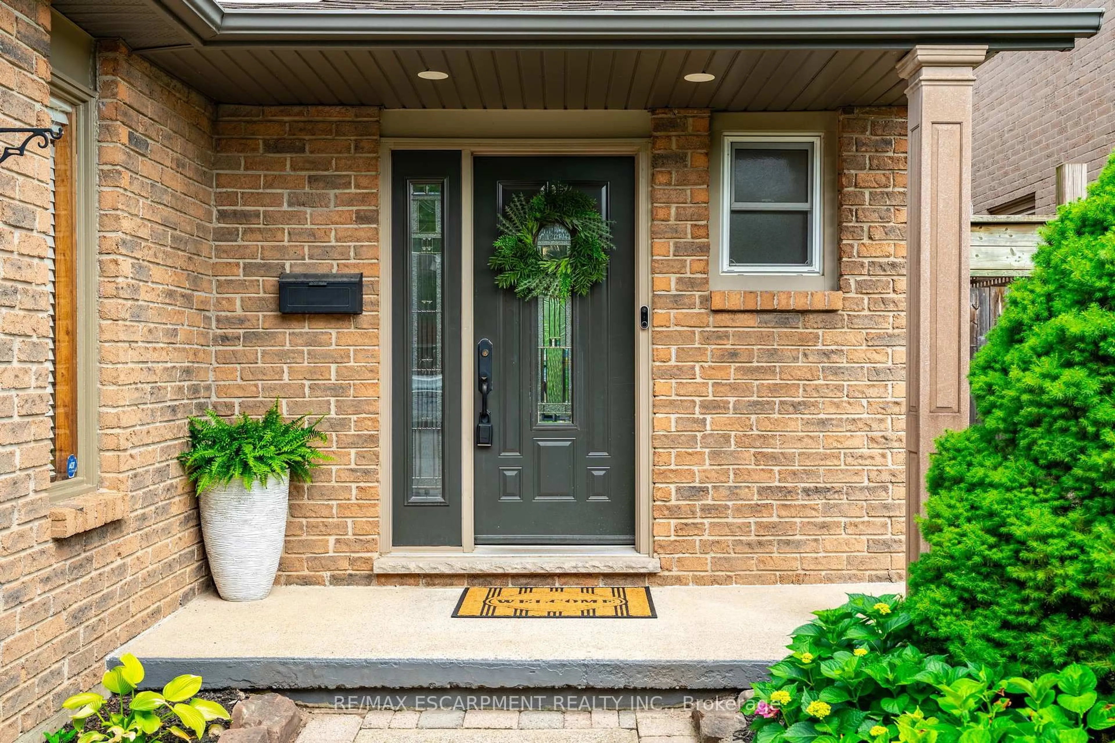 Indoor entryway for 17 Tami Cres, Grimsby Ontario L3M 4W2