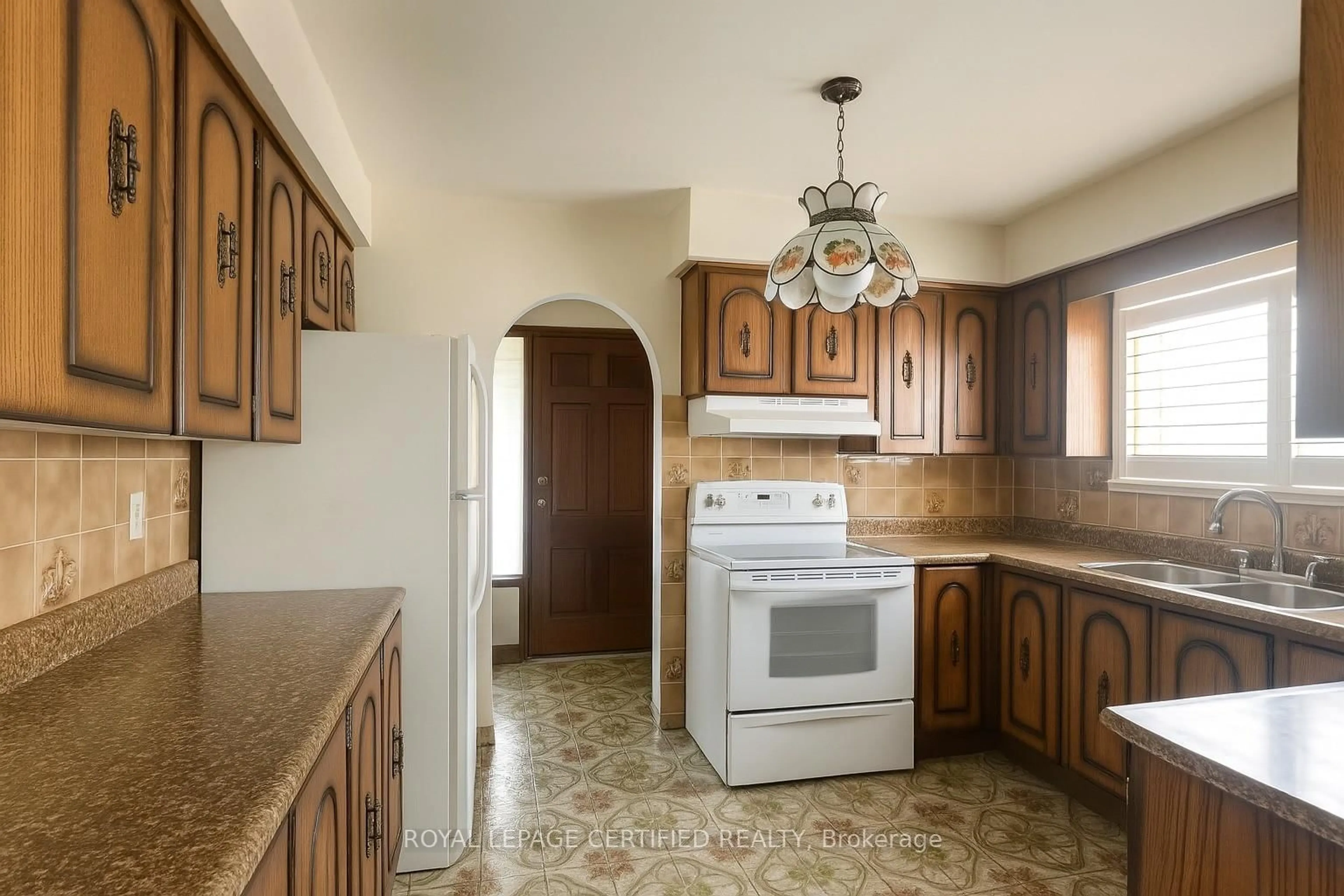 Standard kitchen, ceramic/tile floor for 216 Margaret Ave, Hamilton Ontario L8E 2H8