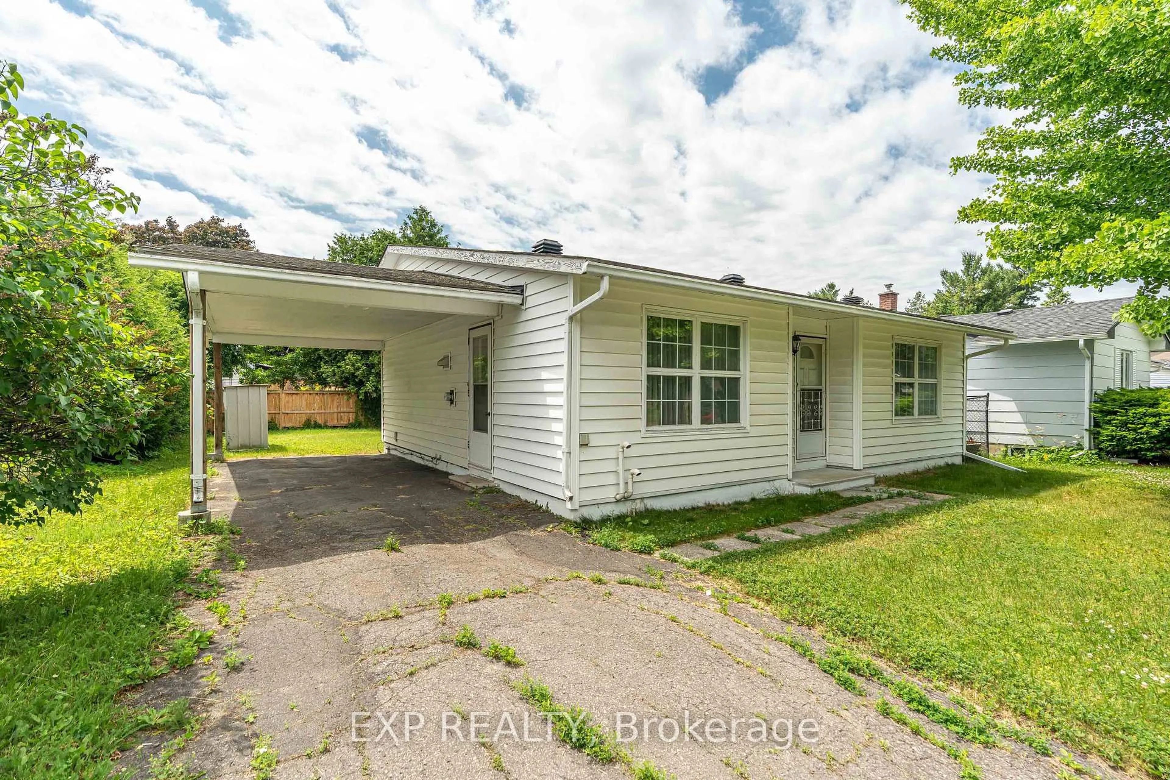 A pic from outside/outdoor area/front of a property/back of a property/a pic from drone, street for 2158 Fillmore Cres, Ottawa Ontario K1J 6A4