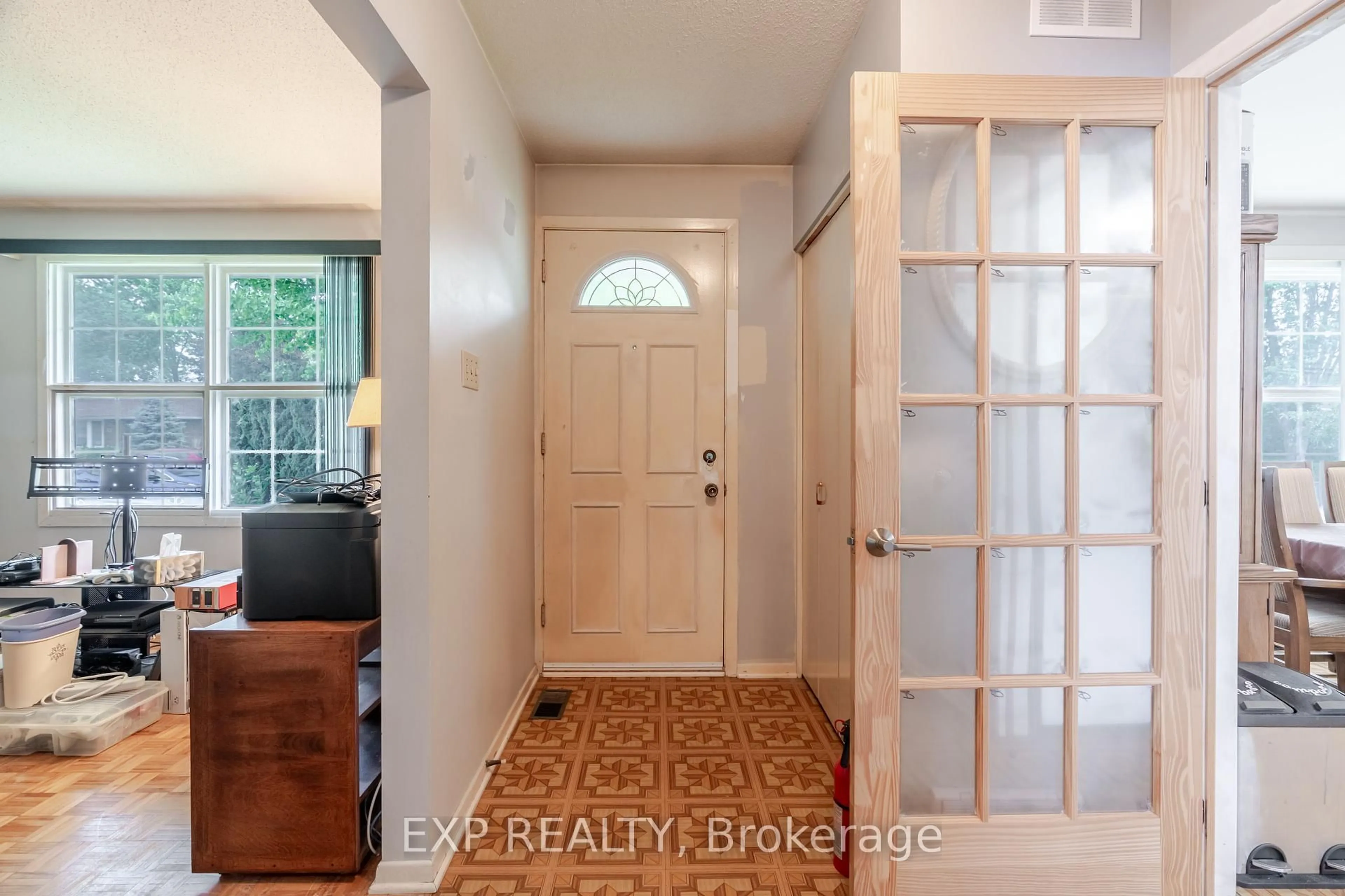 Indoor entryway for 2158 Fillmore Cres, Ottawa Ontario K1J 6A4