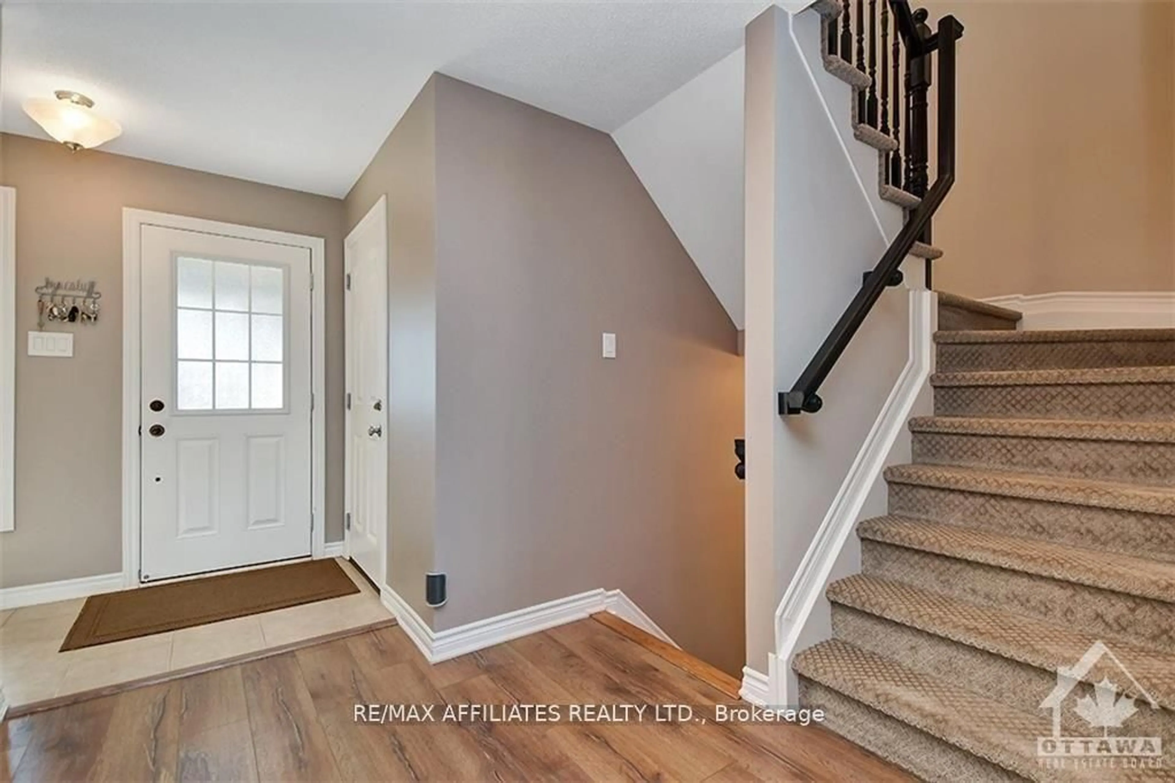 Indoor entryway for 514 Broadleaf St, Ottawa Ontario K4A 1A4