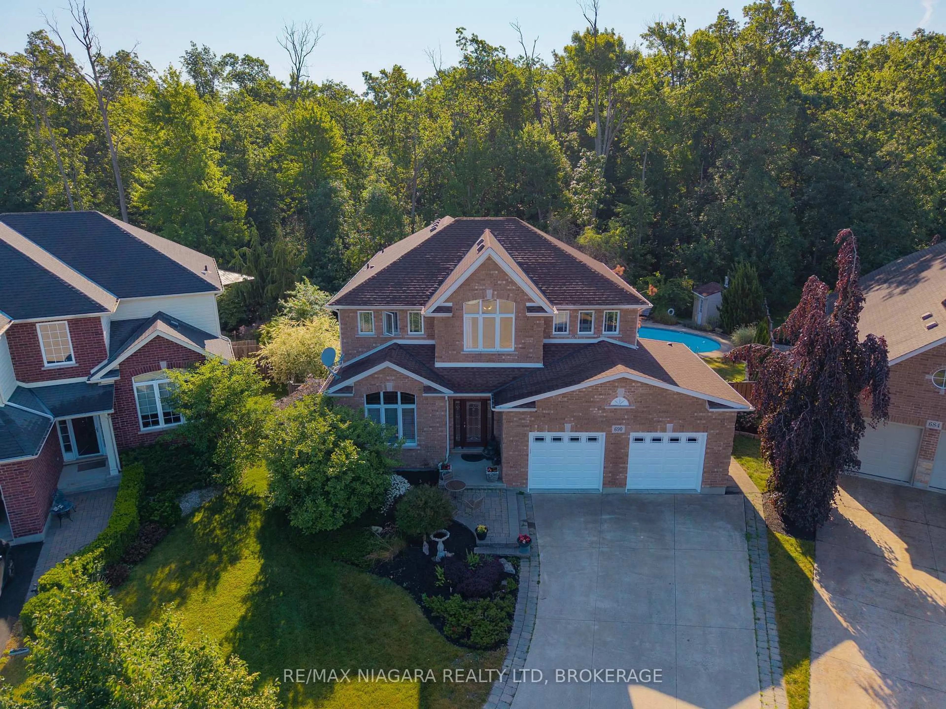 A pic from outside/outdoor area/front of a property/back of a property/a pic from drone, unknown for 690 Brian St, Fort Erie Ontario L2A 6W2