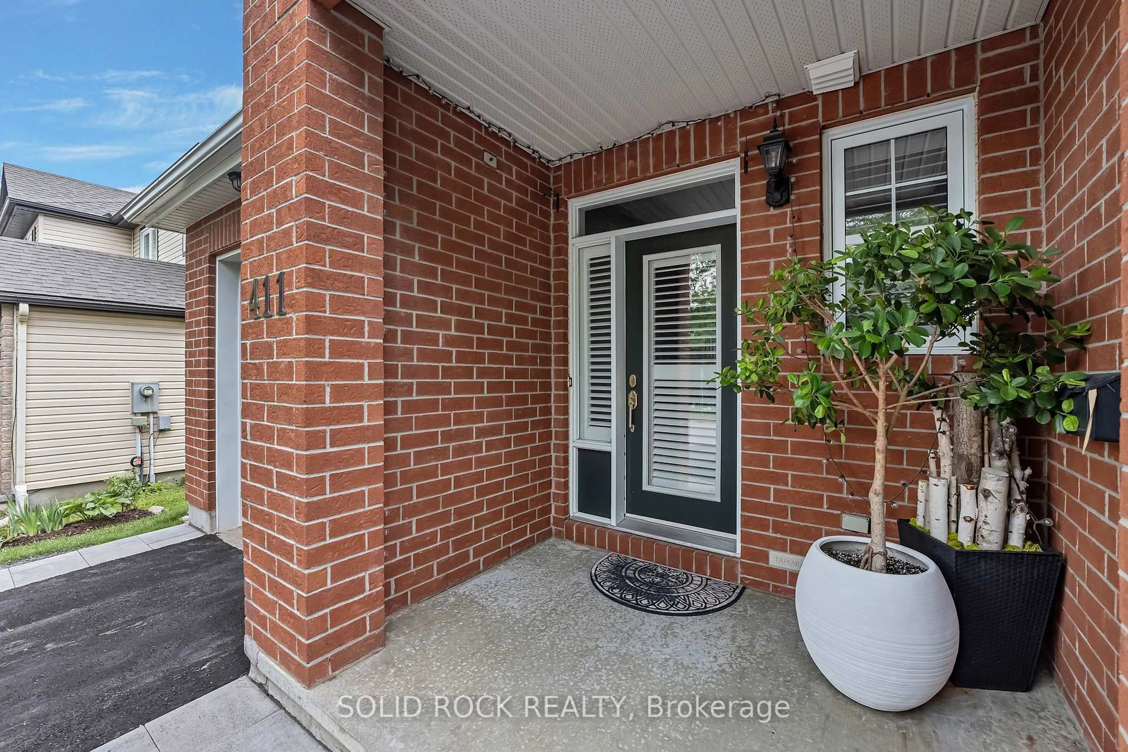Indoor entryway for 411 Cache Bay Cres, Ottawa Ontario K1T 4H3