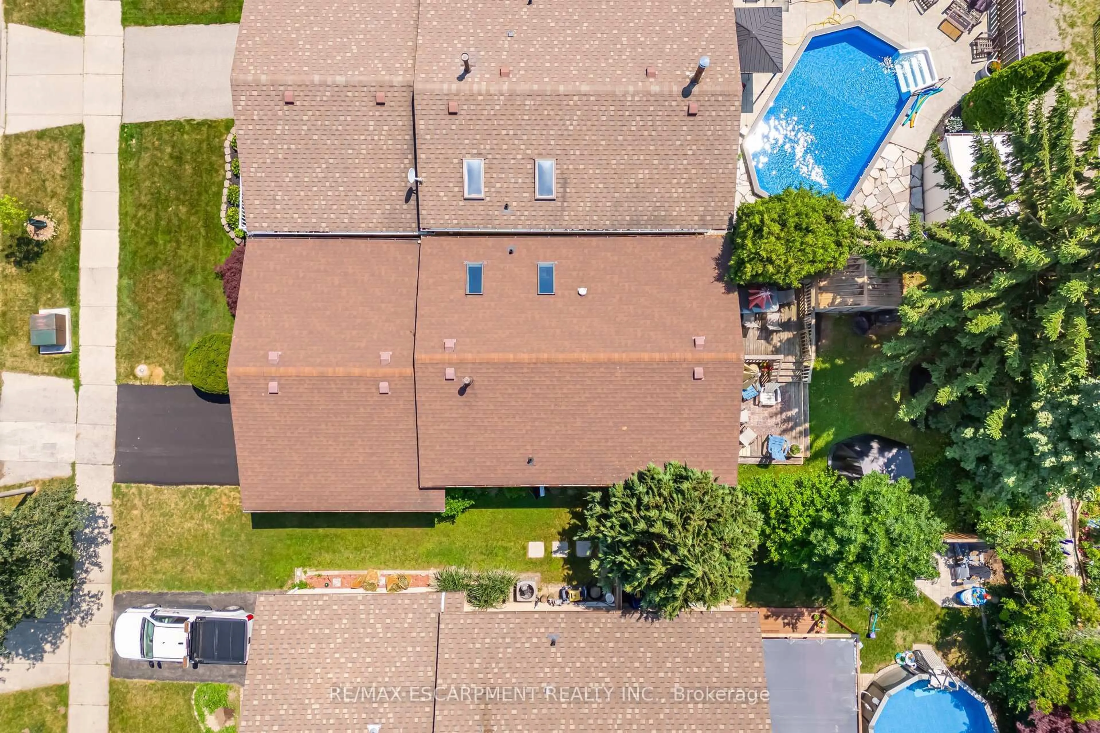 A pic from outside/outdoor area/front of a property/back of a property/a pic from drone, street for 178 Athenia Dr, Hamilton Ontario L8J 1V8
