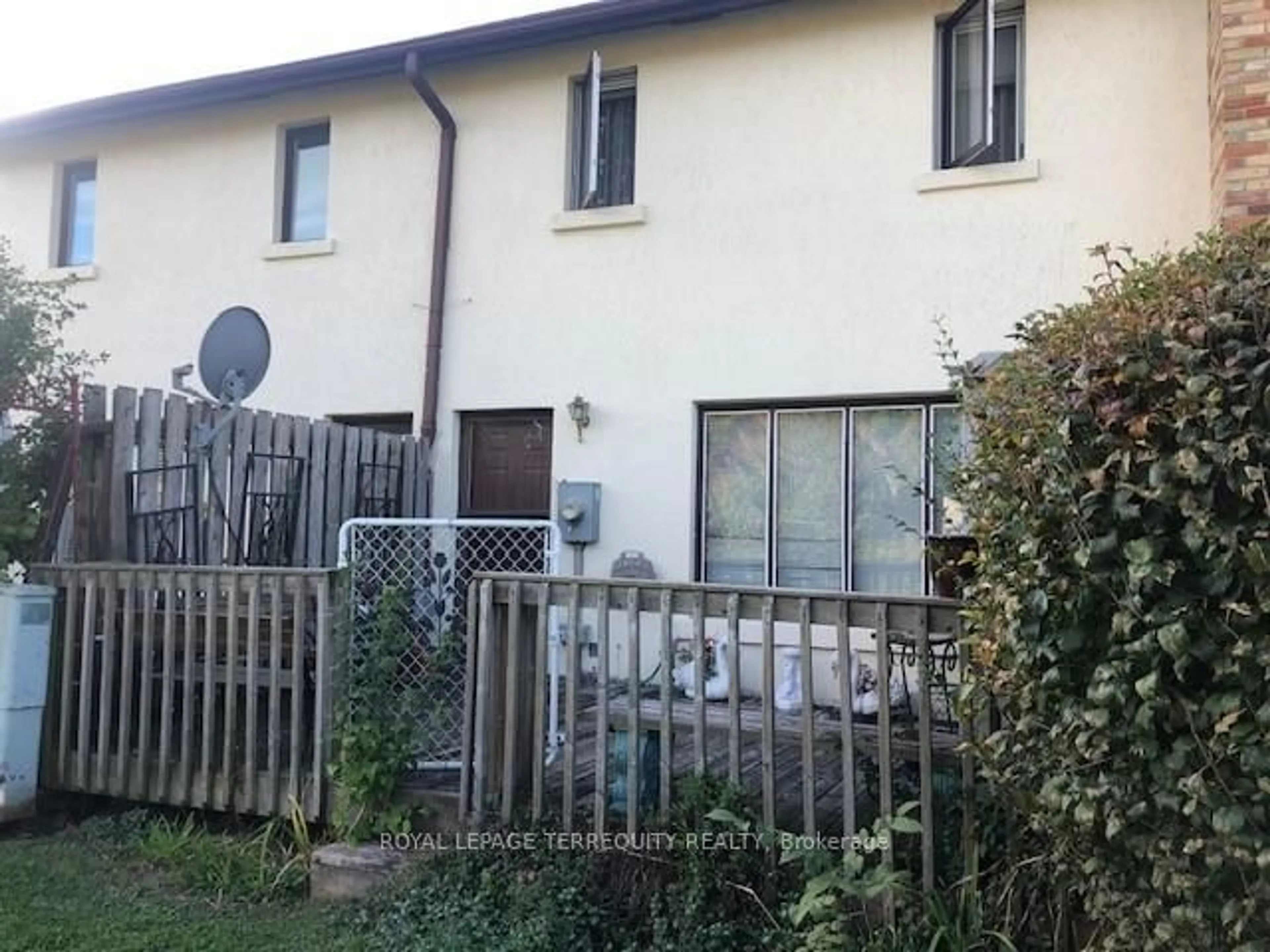 A pic from outside/outdoor area/front of a property/back of a property/a pic from drone, building for 183 Millbank Dr #3, London South Ontario N6C 4V9