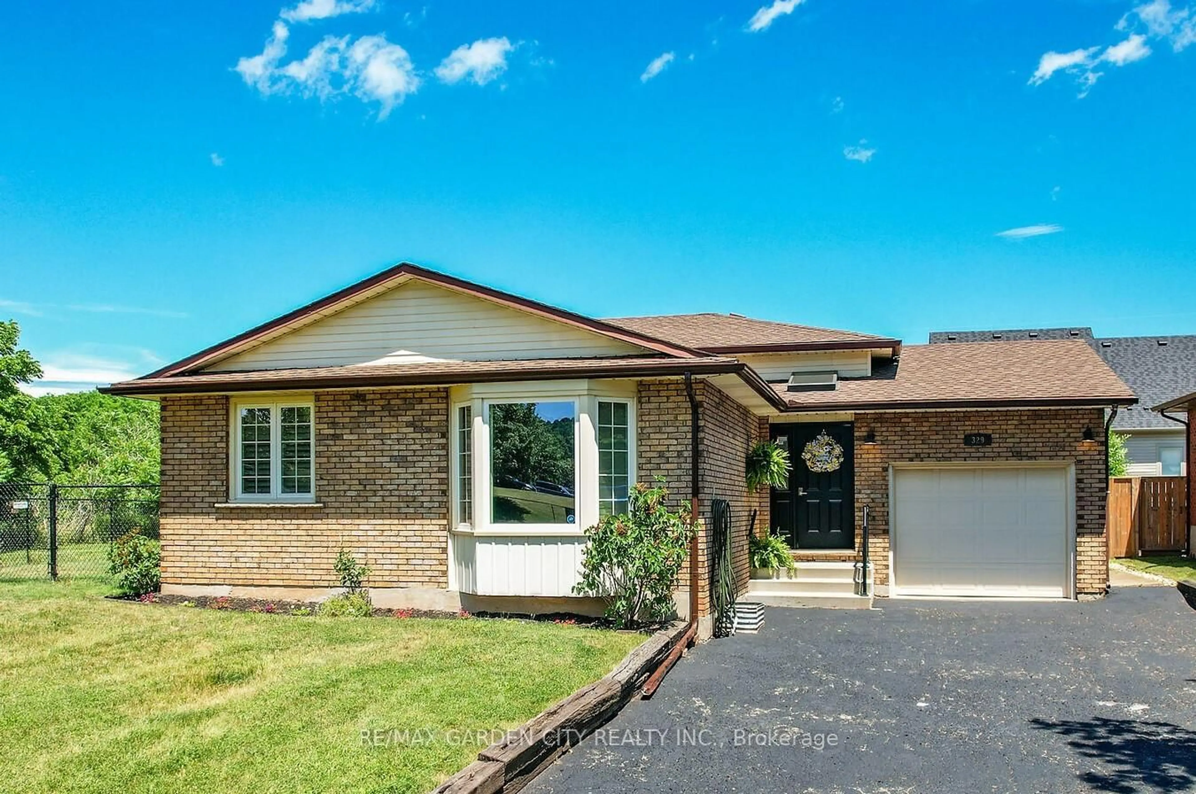 Home with brick exterior material, street for 329 Central Ave, Grimsby Ontario L3M 4V9