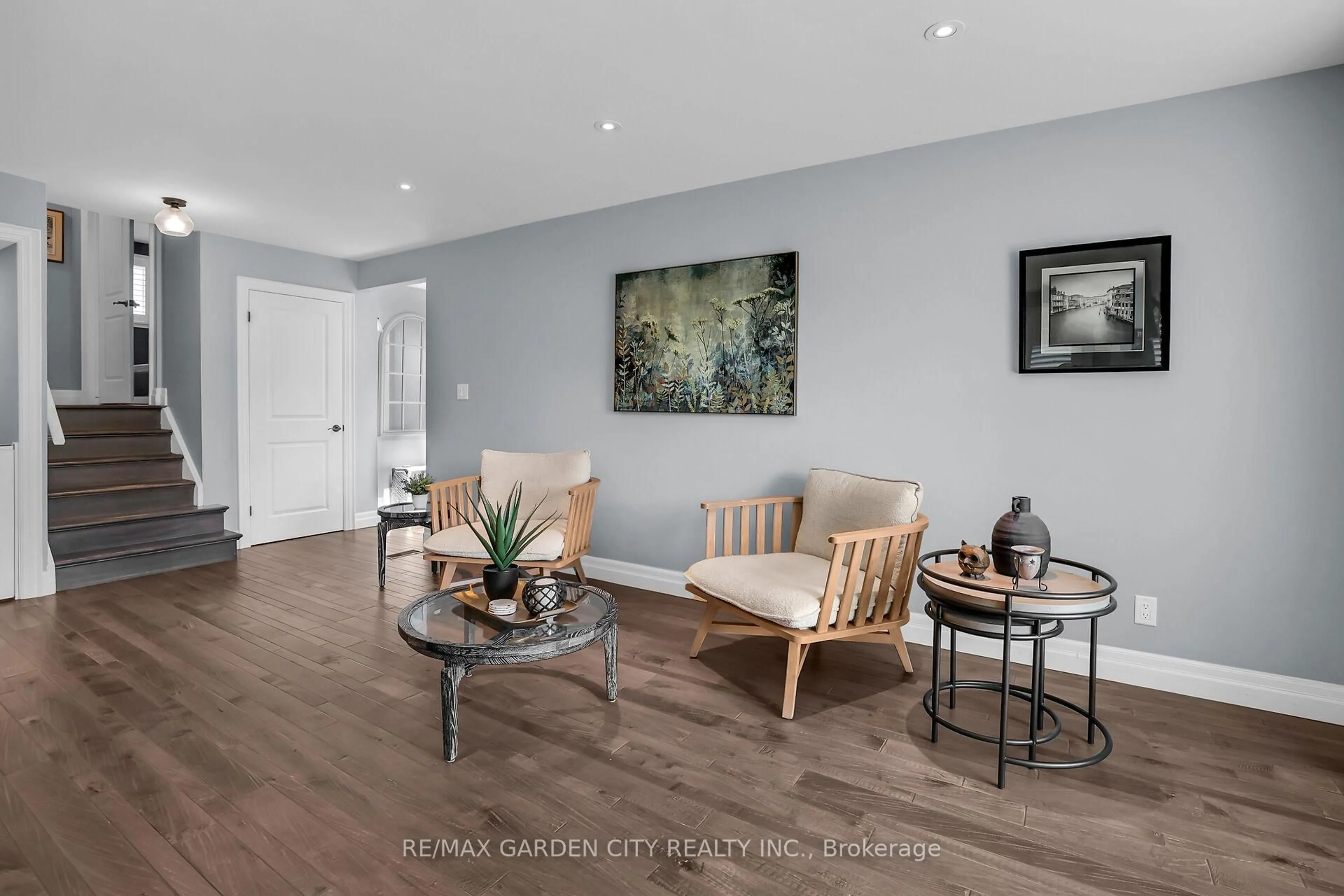 Living room with furniture, unknown for 329 Central Ave, Grimsby Ontario L3M 4V9