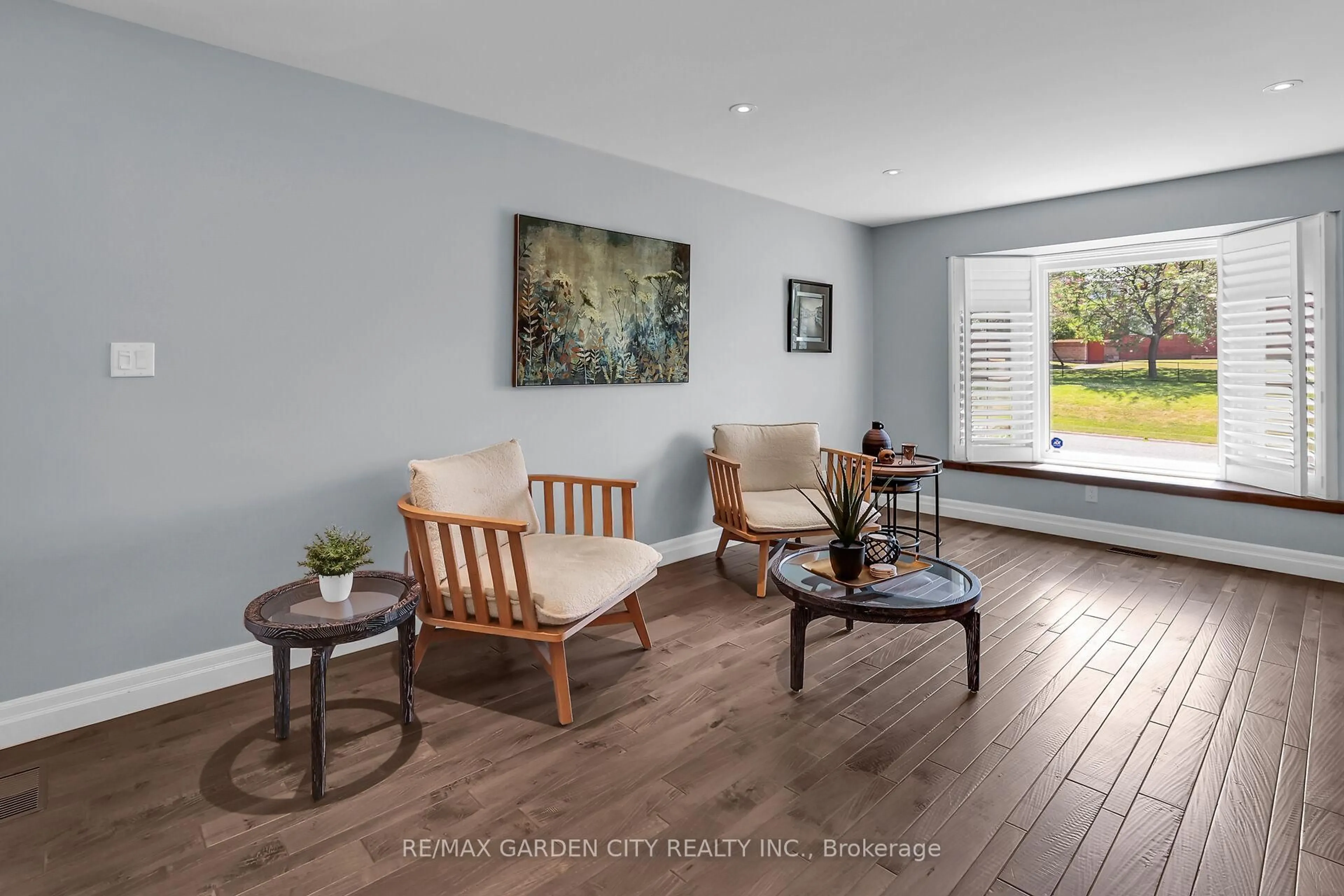 Living room with furniture, wood/laminate floor for 329 Central Ave, Grimsby Ontario L3M 4V9